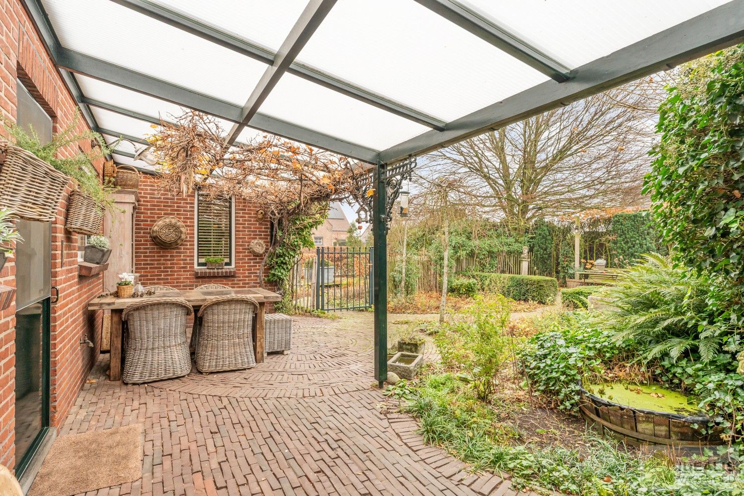 IDEALIS VASTGOED – Prachtige, stijlvolle woning met een aangename 123m² als bewoonbare oppervlakte. De woning omvat een lichtrijke ruime woonkamer voorzien van een pellet kachel en met een prachtige parketvloer dewelke overgaat in de keuken en 3 slaapkamers op een ruim en prachtig aangelegd perceel van 7a 42ca. Dit alles gelegen in een heerlijk rustige straat, op enkele minuten zowel van de centra van Pelt als Achel, doch ook op een steenworp van de Nederlandse grens, dichtbij Valkenswaard en Eindhoven. foto 38