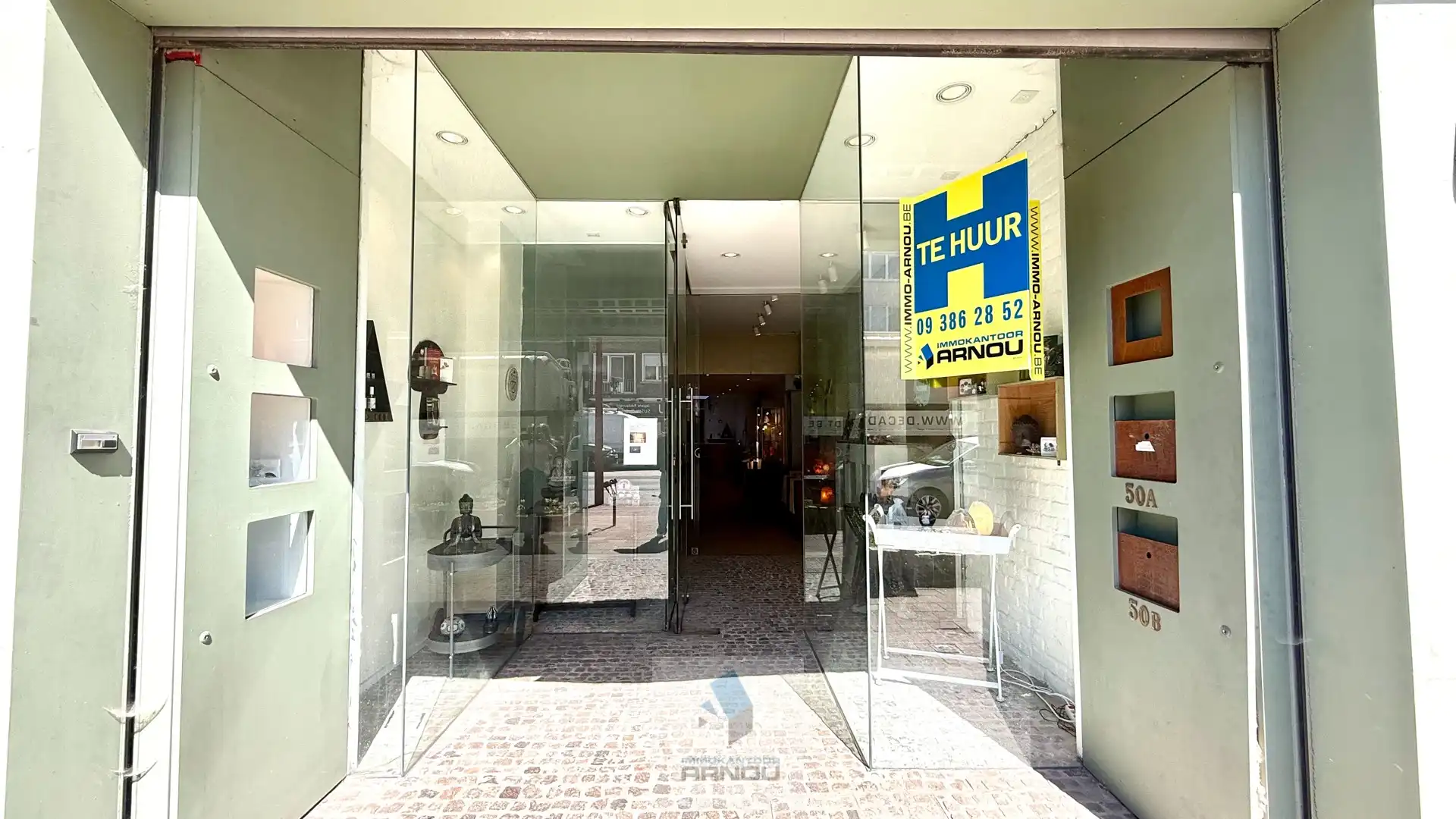 Commercieel gelegen handelsruimte met mooie etalage foto {{pictureIndex}}