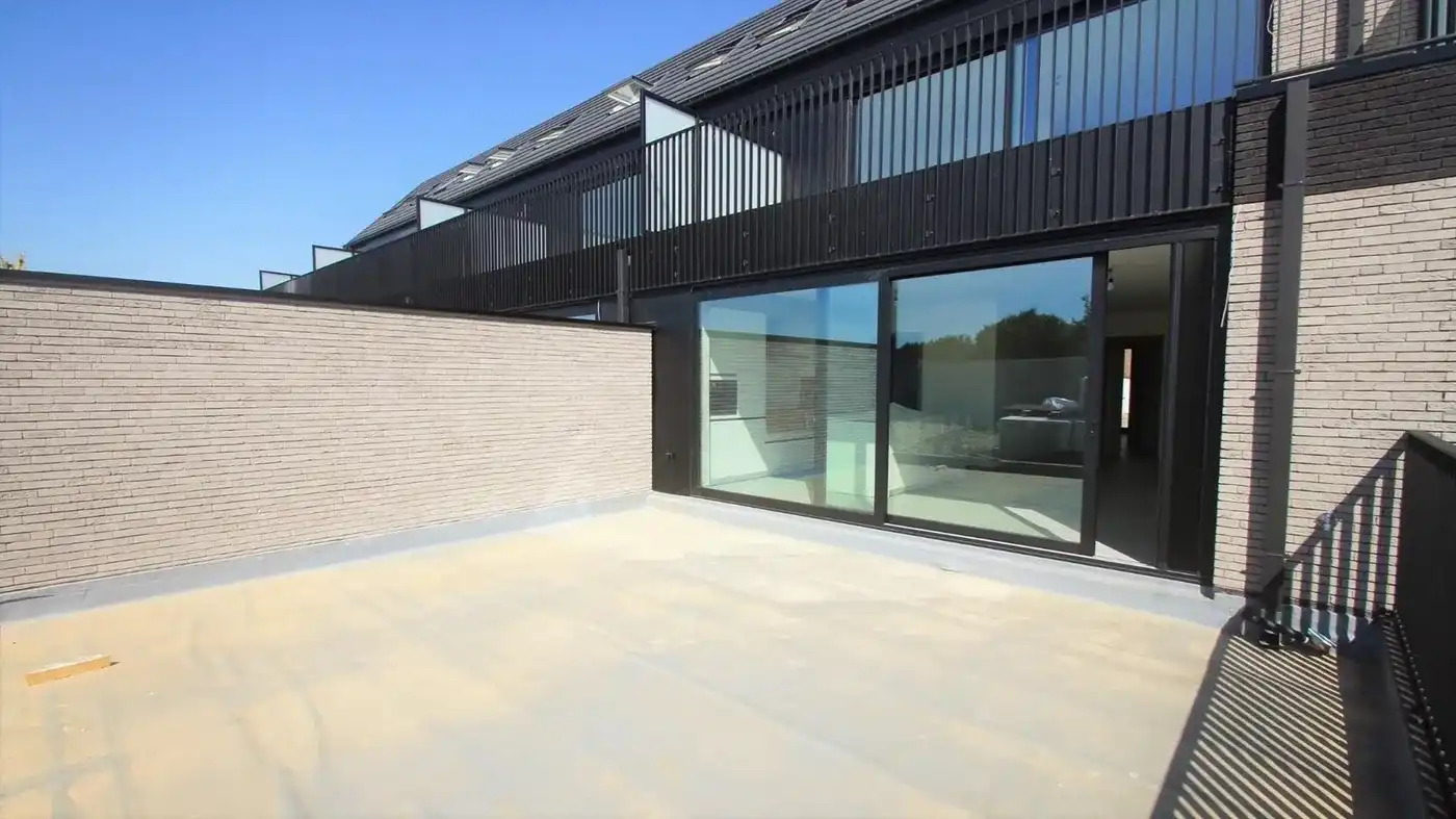 Nieuwbouwapp. met 2 slpks, autostaanplaats, ruim terras en tuintje foto 2