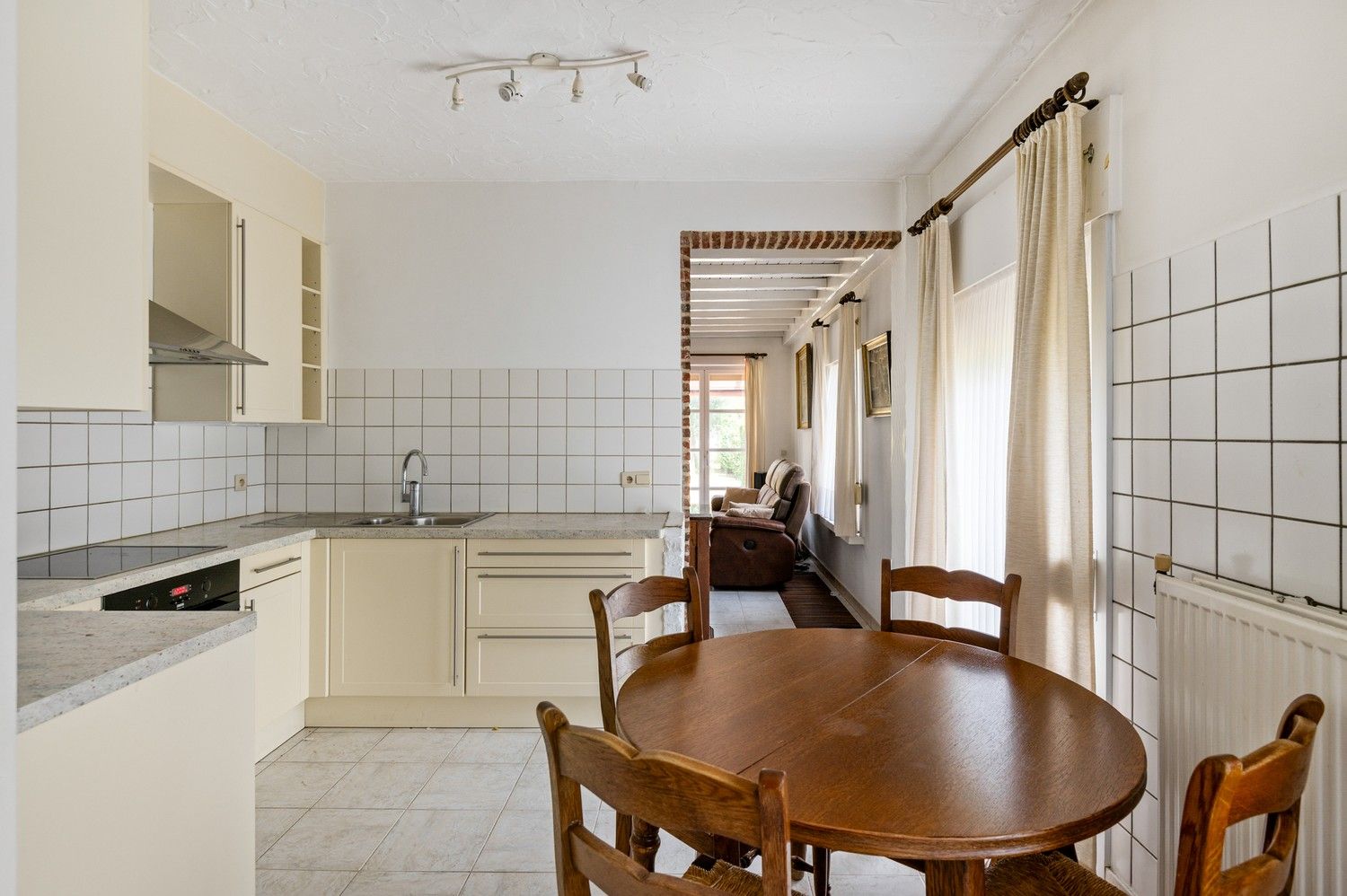 Deze woning is gelegen in een rustige omgeving en beschikt over bijzonder veel potentieel te Lier foto 8