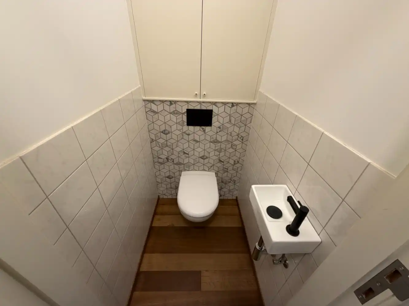 Heel mooi gerenoveerd appartement met twee slaapkamers. Tijdens de renovatie is veel aandacht besteed aan het behouden en versterken van de authentieke stijl van het gebouw. foto 12