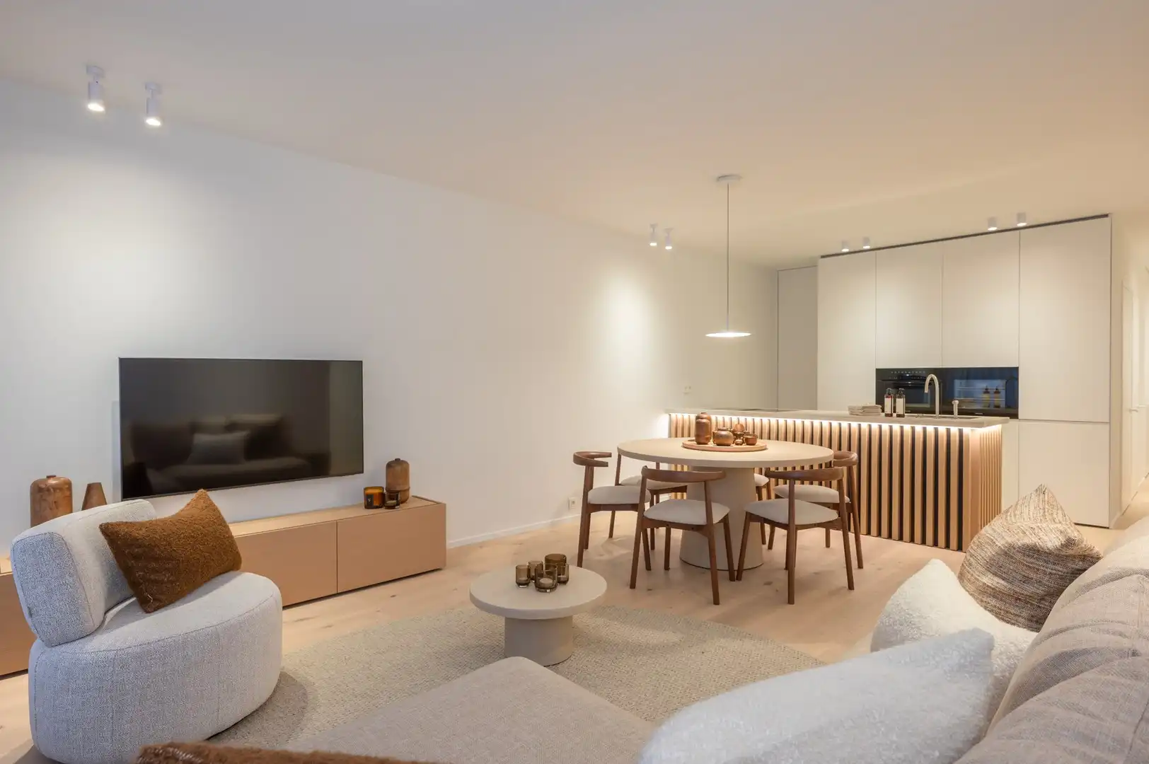 Instapklaar 3-slaapkamer appartement met terras nabij de Zeedijk. foto {{pictureIndex}}