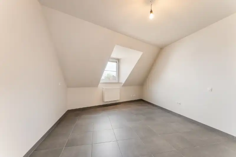 Roeselare-stadskern. Recent en prachtig tweeslaapkamerappartement gelegen op de 2de verdieping. Kleine residentie. Op wandelafstand van alles. Unieke vergezichten ! foto 5