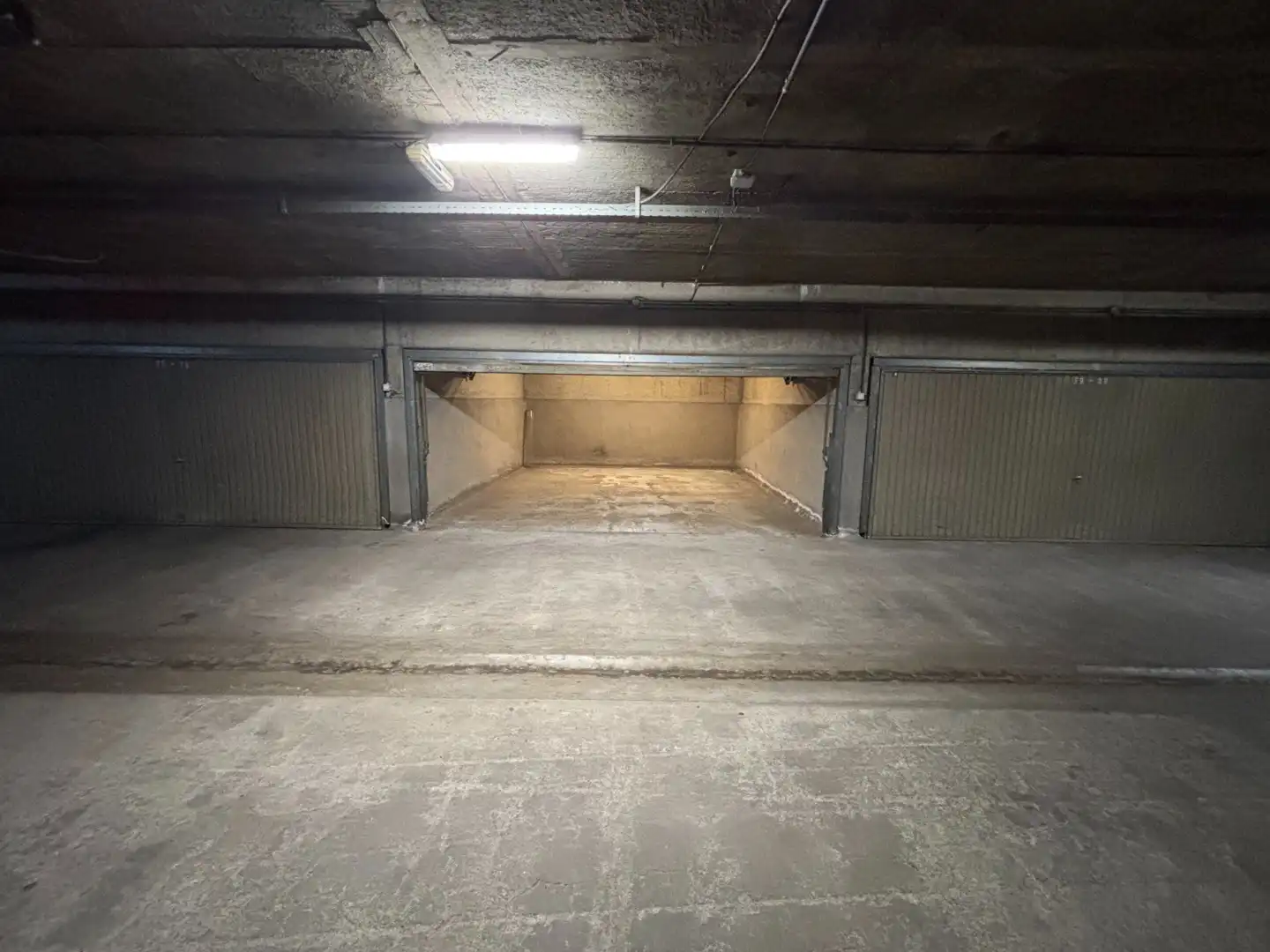 Dubbele garage TE HUUR foto 2