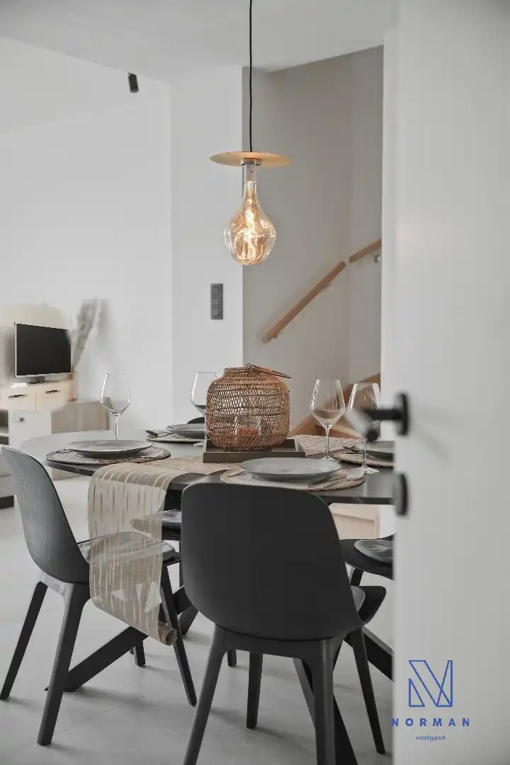 Instapklare, volledig gerenoveerde woning te koop met EPC A, uitgerust met zonnepanelen, drie slaapkamers en een aangelegde tuin. foto 7