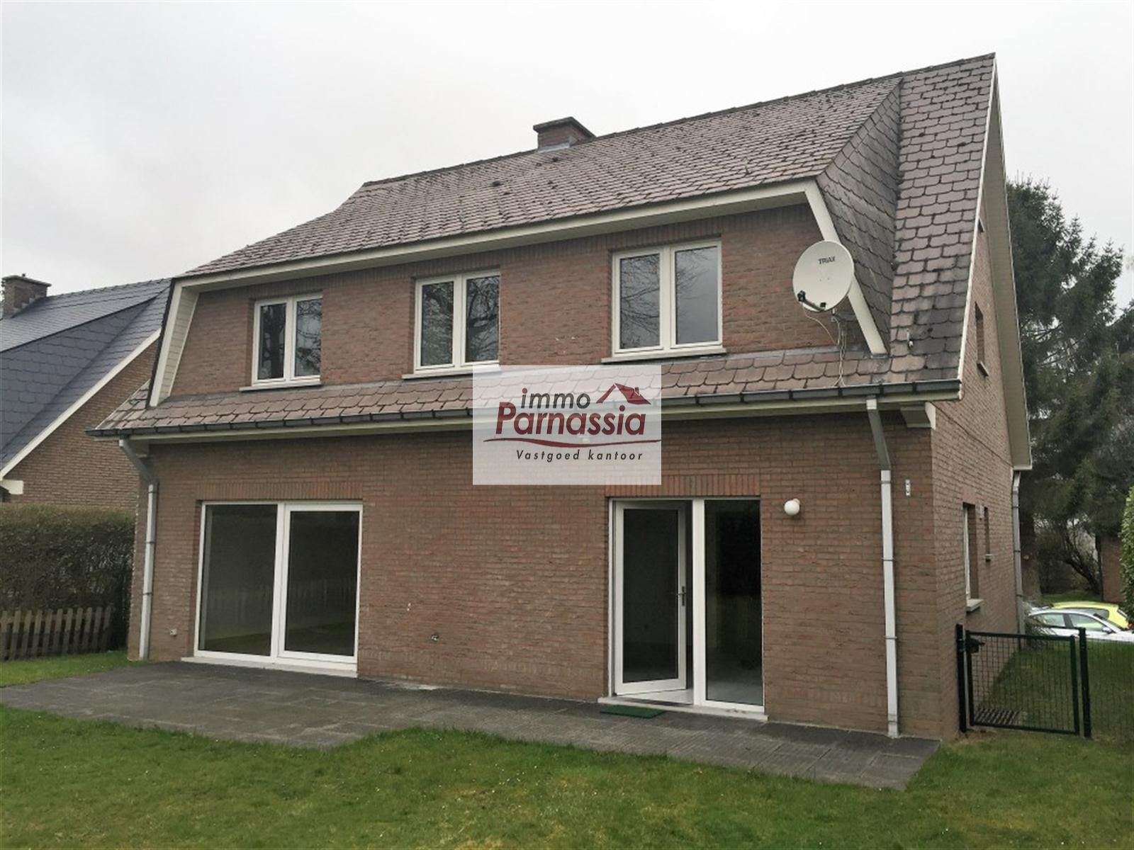 Ruime vrijstaande villa in een rustige en resientiële straat foto {{pictureIndex}}