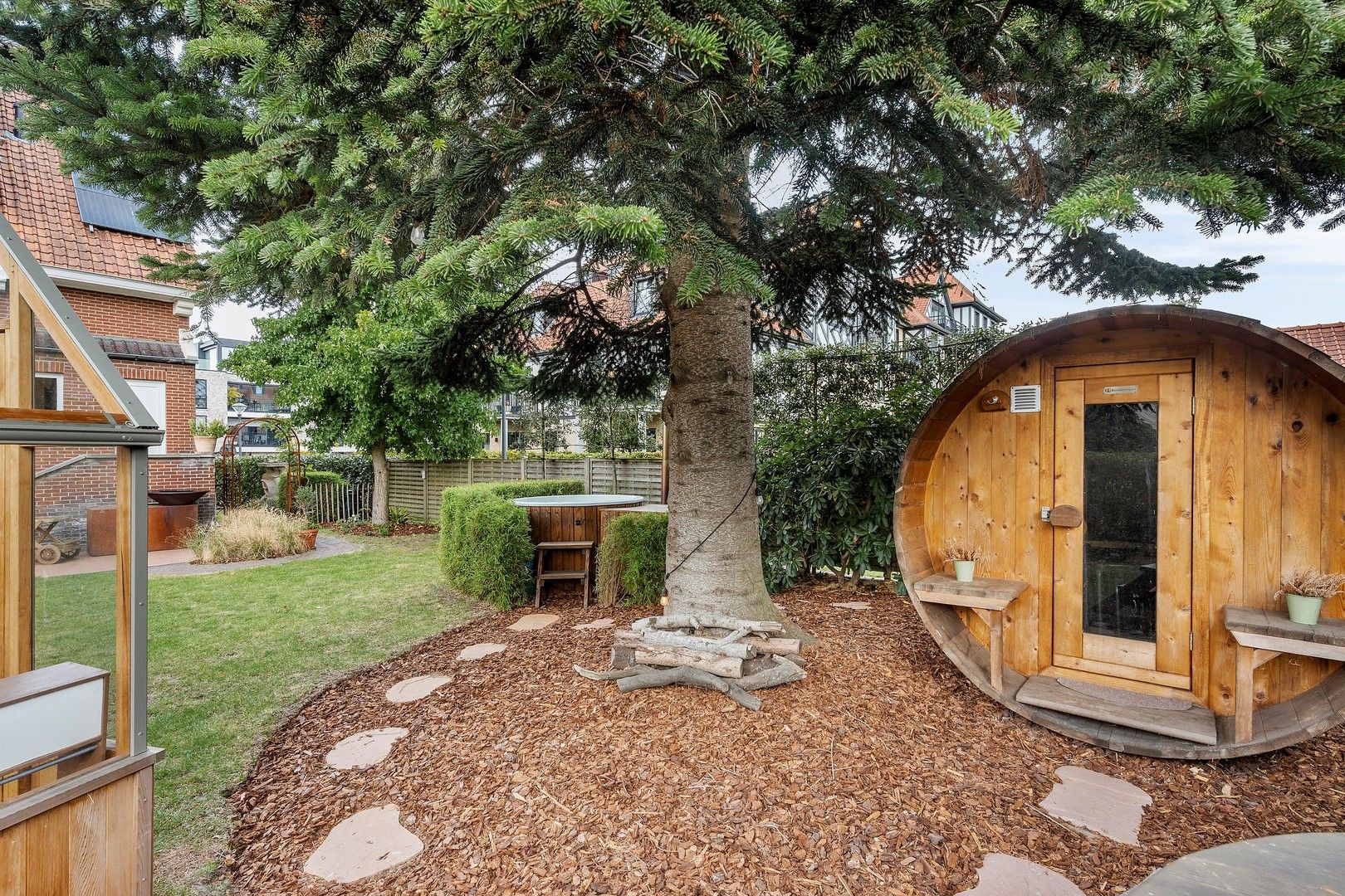 Prachtige karaktervolle, halfopen, robuuste én energiezuinige bel-étage van de jaren '50 met 4 slaapkamers, garage, kelderverdieping en paradijselijke tuin. foto 27