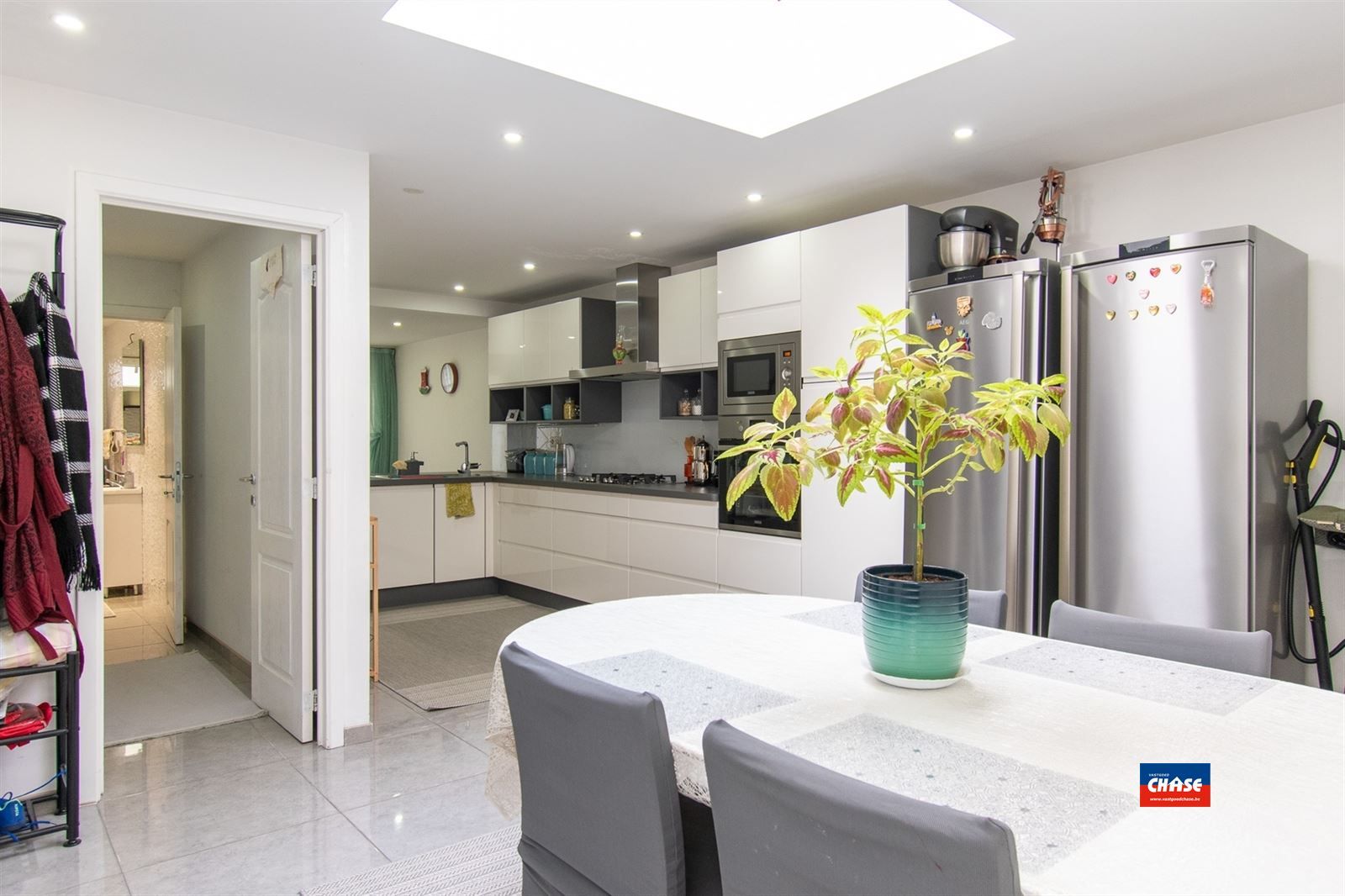 Gerenoveerde woning met 2 slpks, zolder en tuin  foto 2