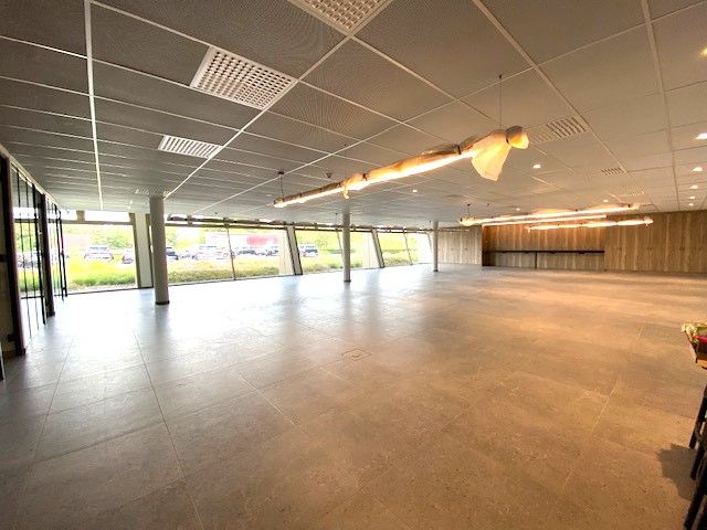 Stijlvolle kantoorruimte met 16 autostaanplaatsen ideale ligging langs E313. foto 6