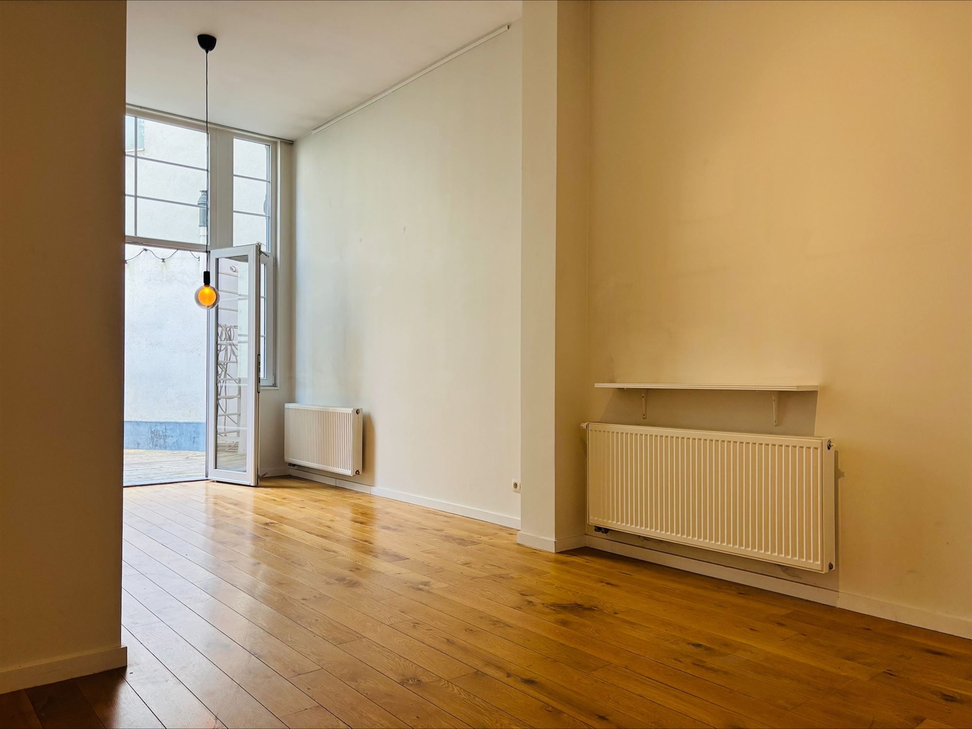 Karaktervol en lichtrijk 1-slaapkamerappartement met ruim terras op toplocatie! foto 2