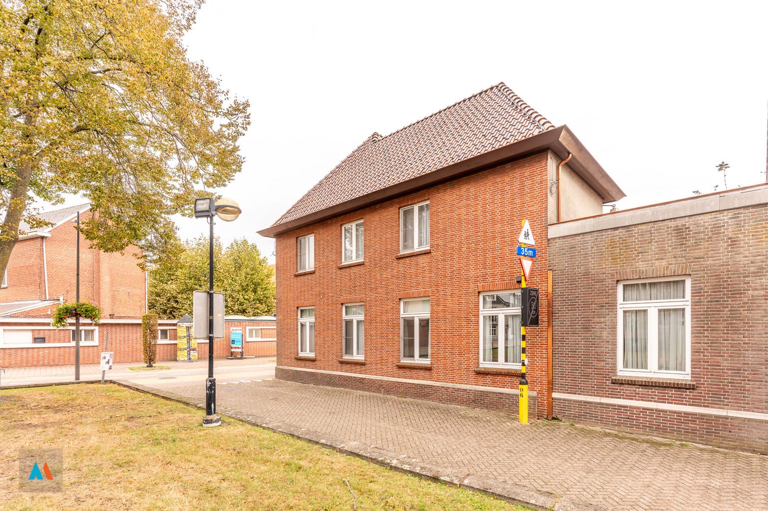 Gezinswoning met ruime loods foto 24