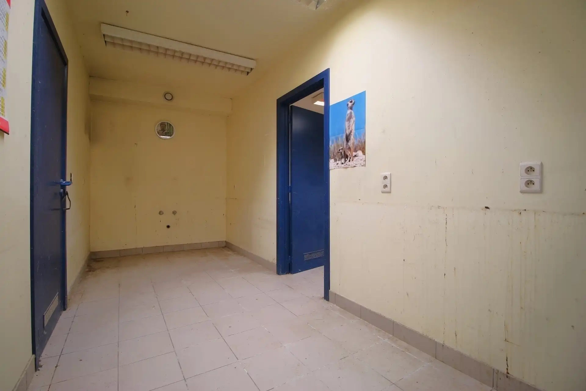 Ruim te renoveren handelspand met woning foto 11