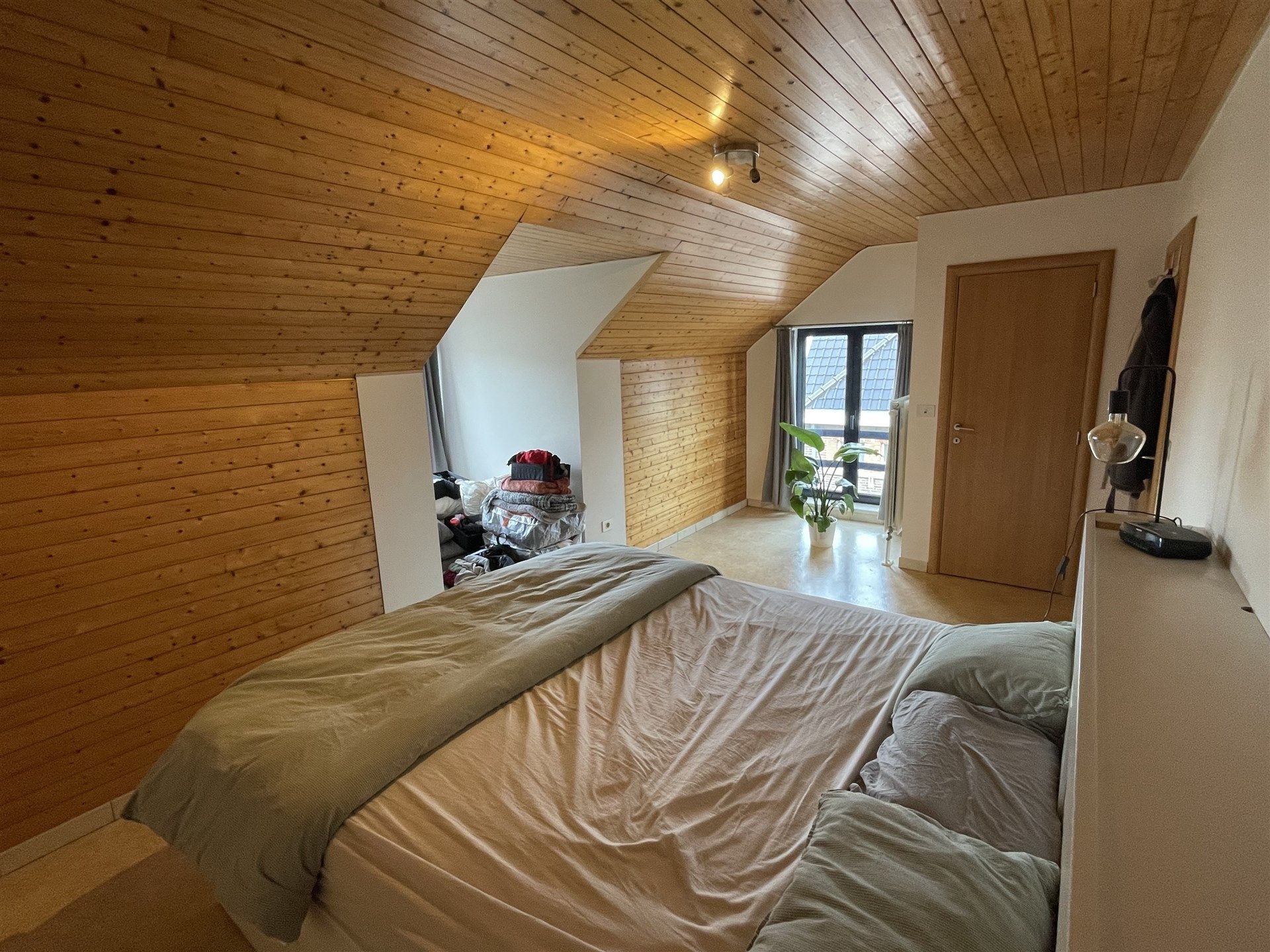 Gunstig gelegen 2 slaapkamer duplex appartement met garage.  foto 17