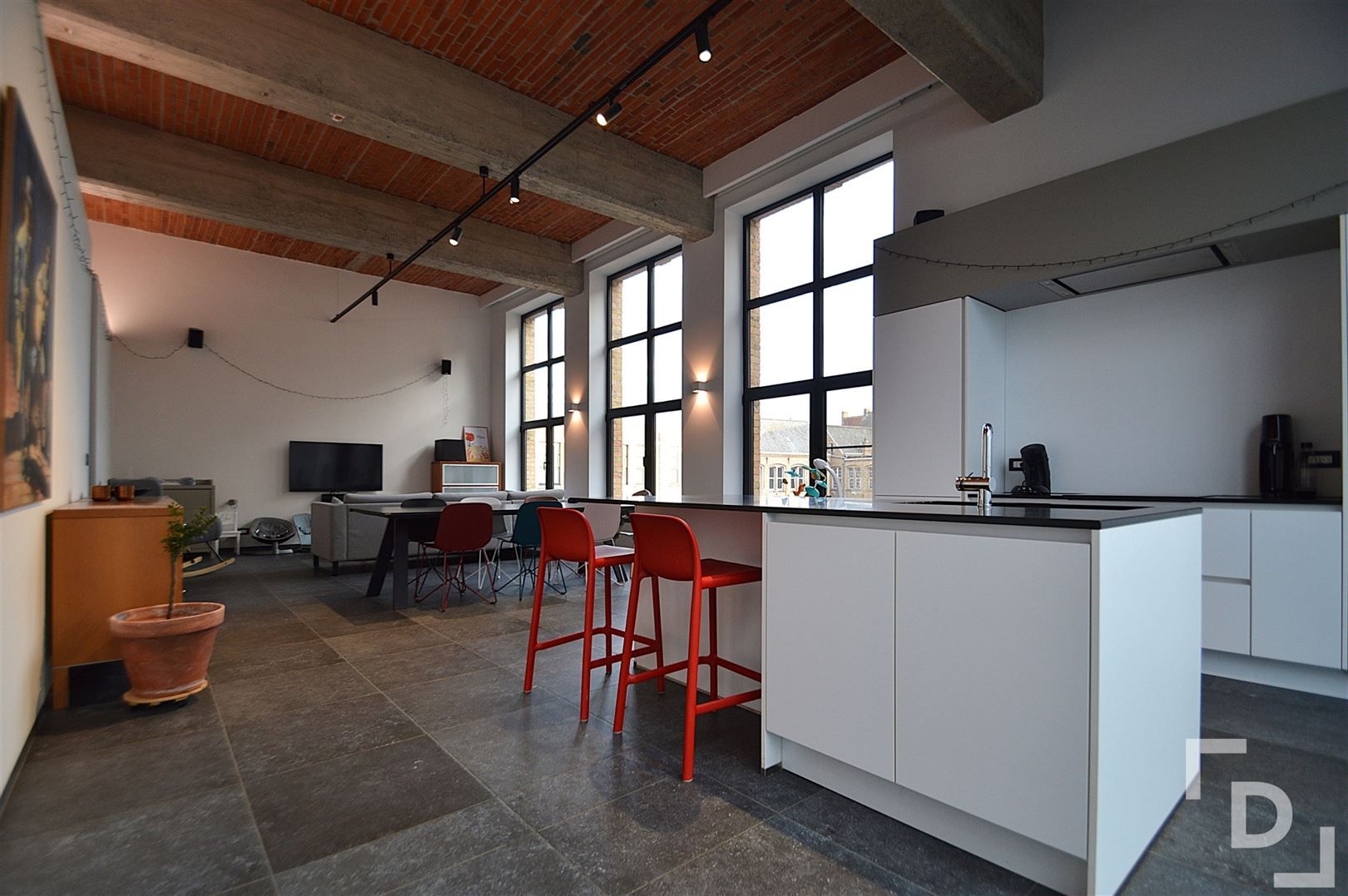 Duplex appartement in loftstijl in Ieper centrum foto {{pictureIndex}}