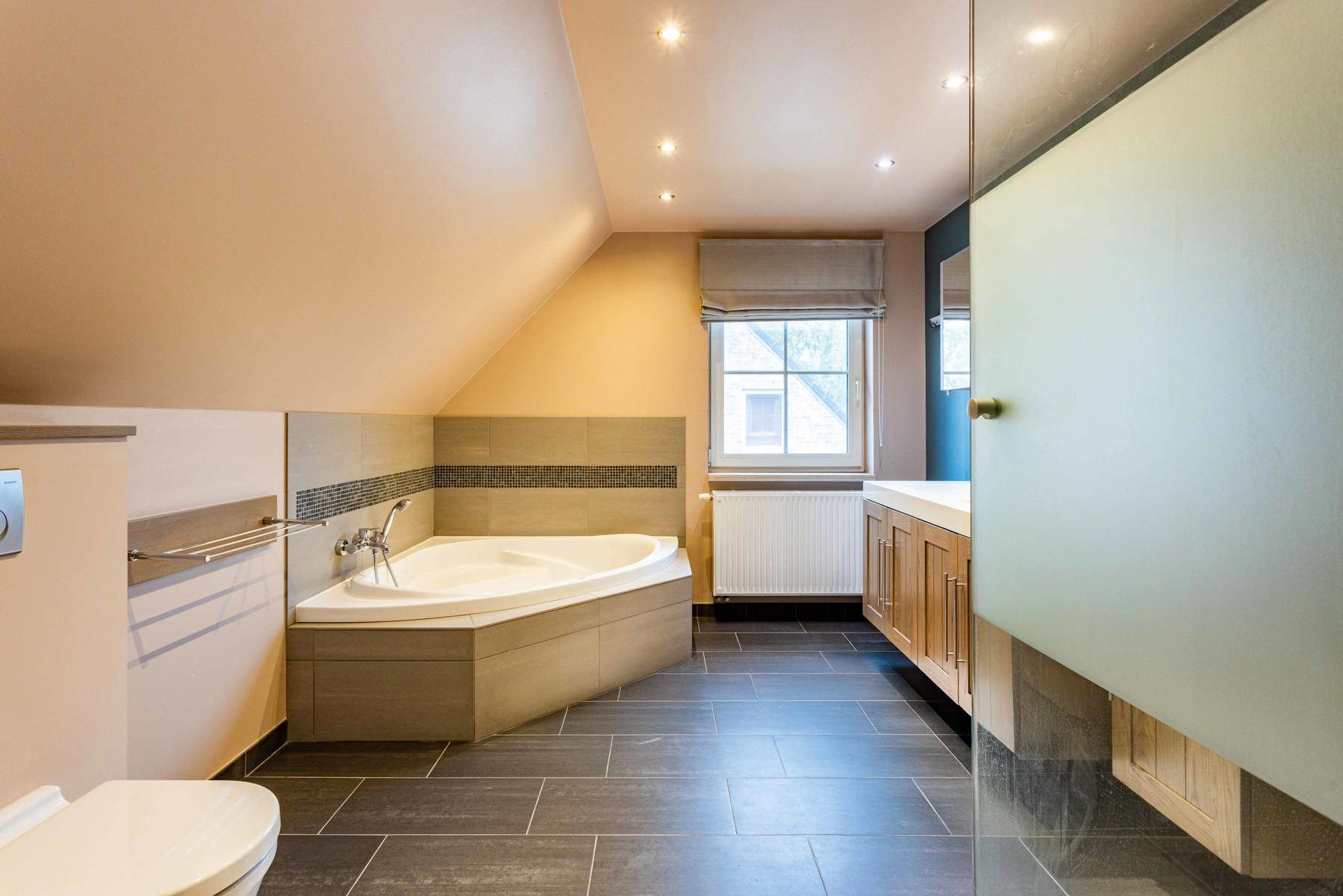 Perfect onderhouden gezinswoning met zwembad in Deux-Acren. foto 22