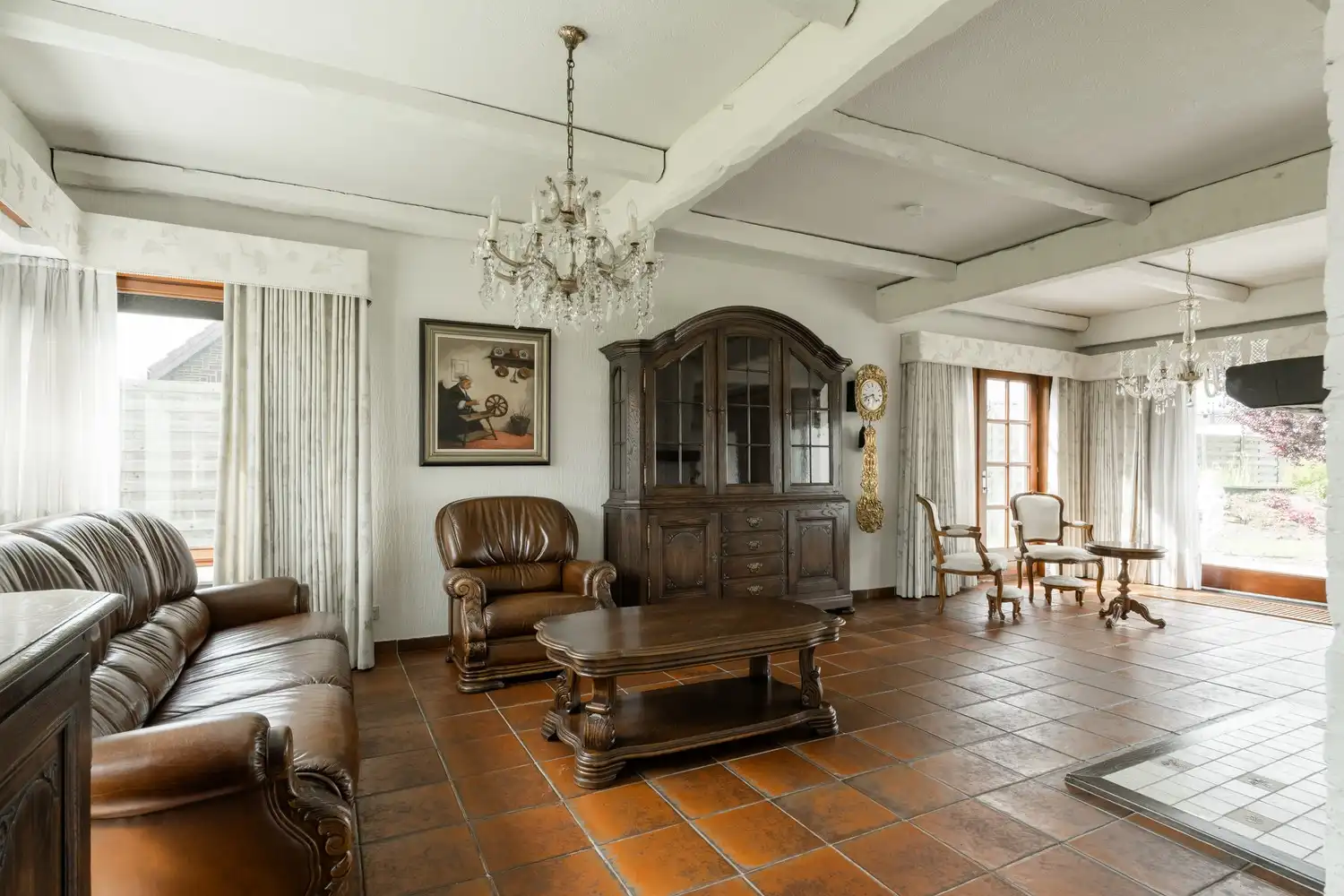 Charmante op te frissen woning van 187 m² op een toplocatie in Pelt! foto 4