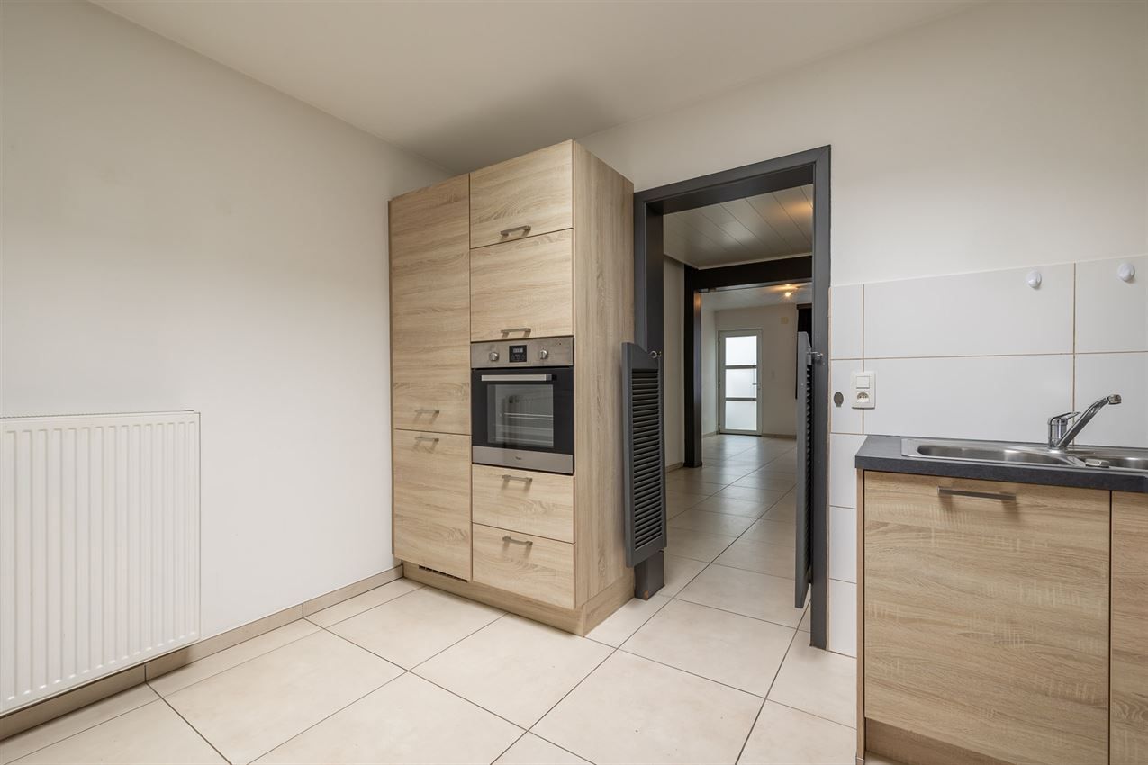Gerenoveerde woning in rustige straat, 2 slaapkamers, ruime keuken, conforme elektriciteit en wandelroutes vlakbij. foto 12