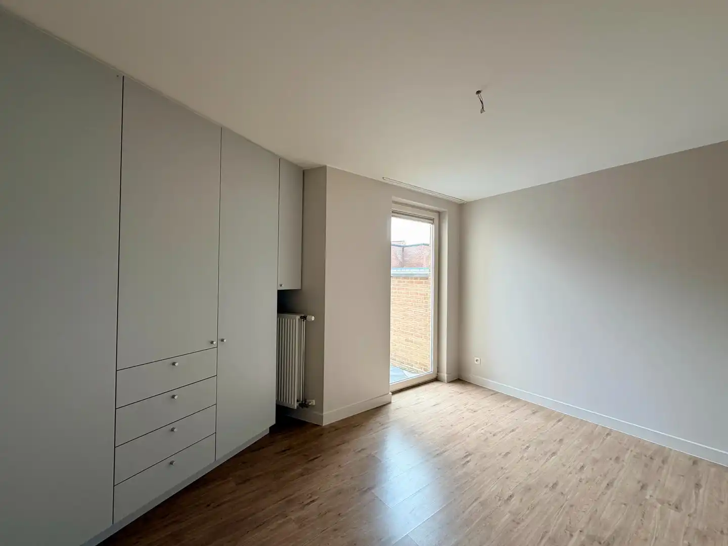 Modern appartement met 2 slaapkamers, terras en garage op centrale ligging te Wakken! foto 7