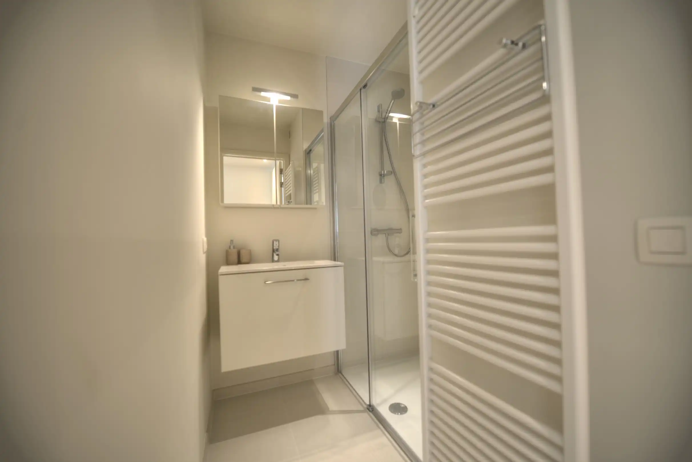 Recent mooi afgewerkt hoekappartement op wandelafstand van de zee. Inpandige parking te koop foto 14