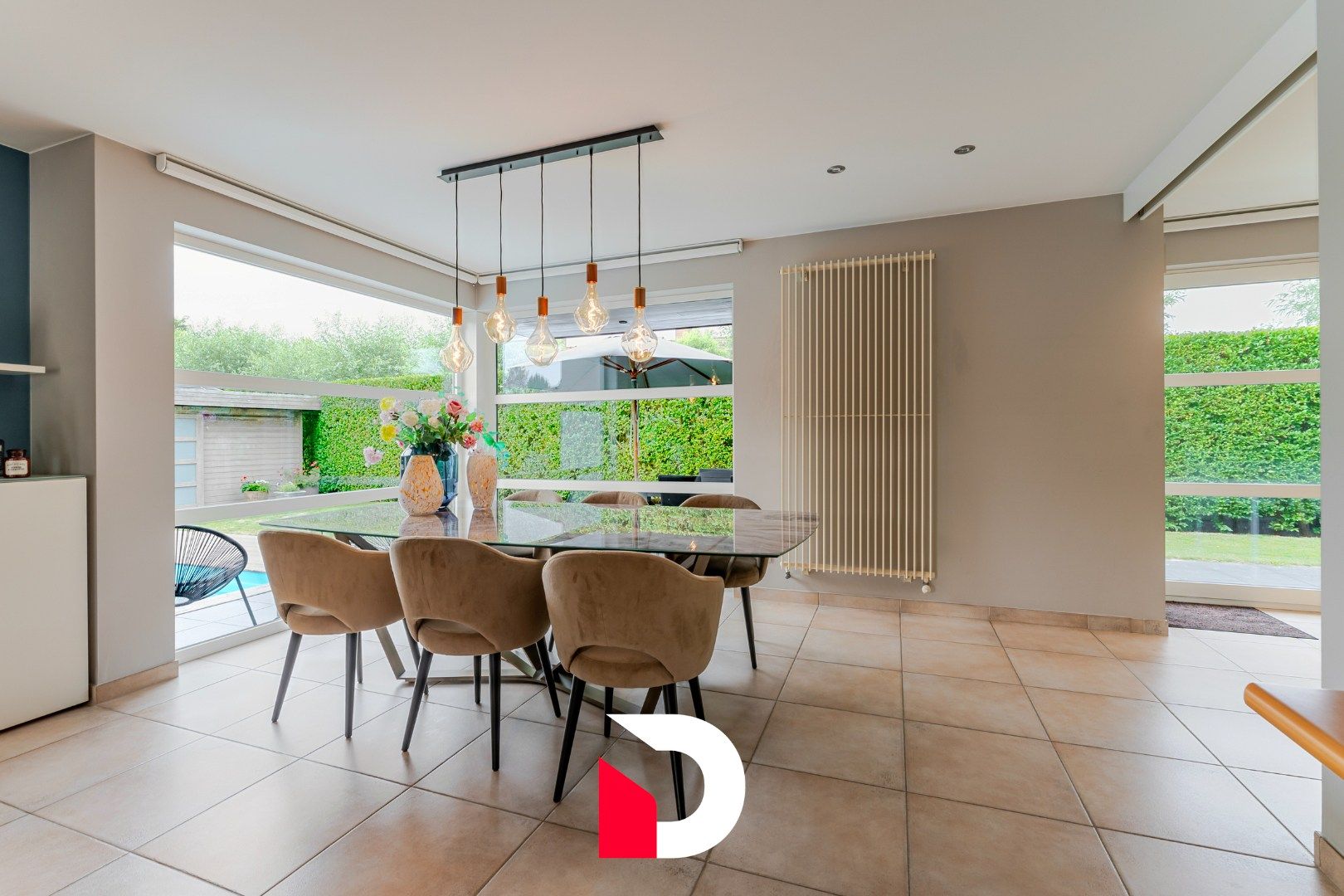 Vrijstaande woning met zwembad op een beheersbaar perceel met 4 slk.'ers  in kindvriendelijke woonwijk. foto 4