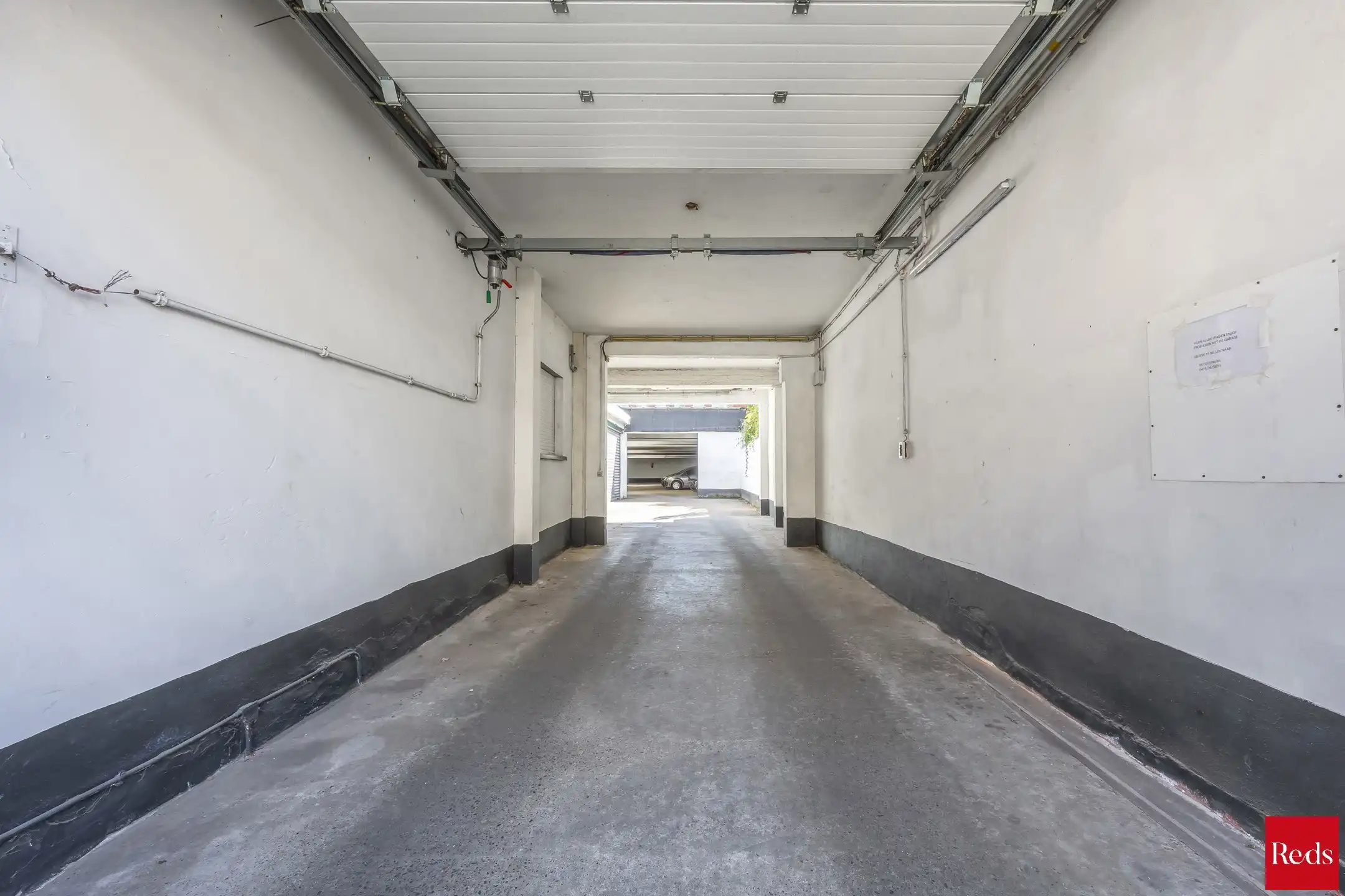 goed gelegen opbrengsteigendom : afgesloten magazijn of autostaanplaatsen (480m²) foto 5