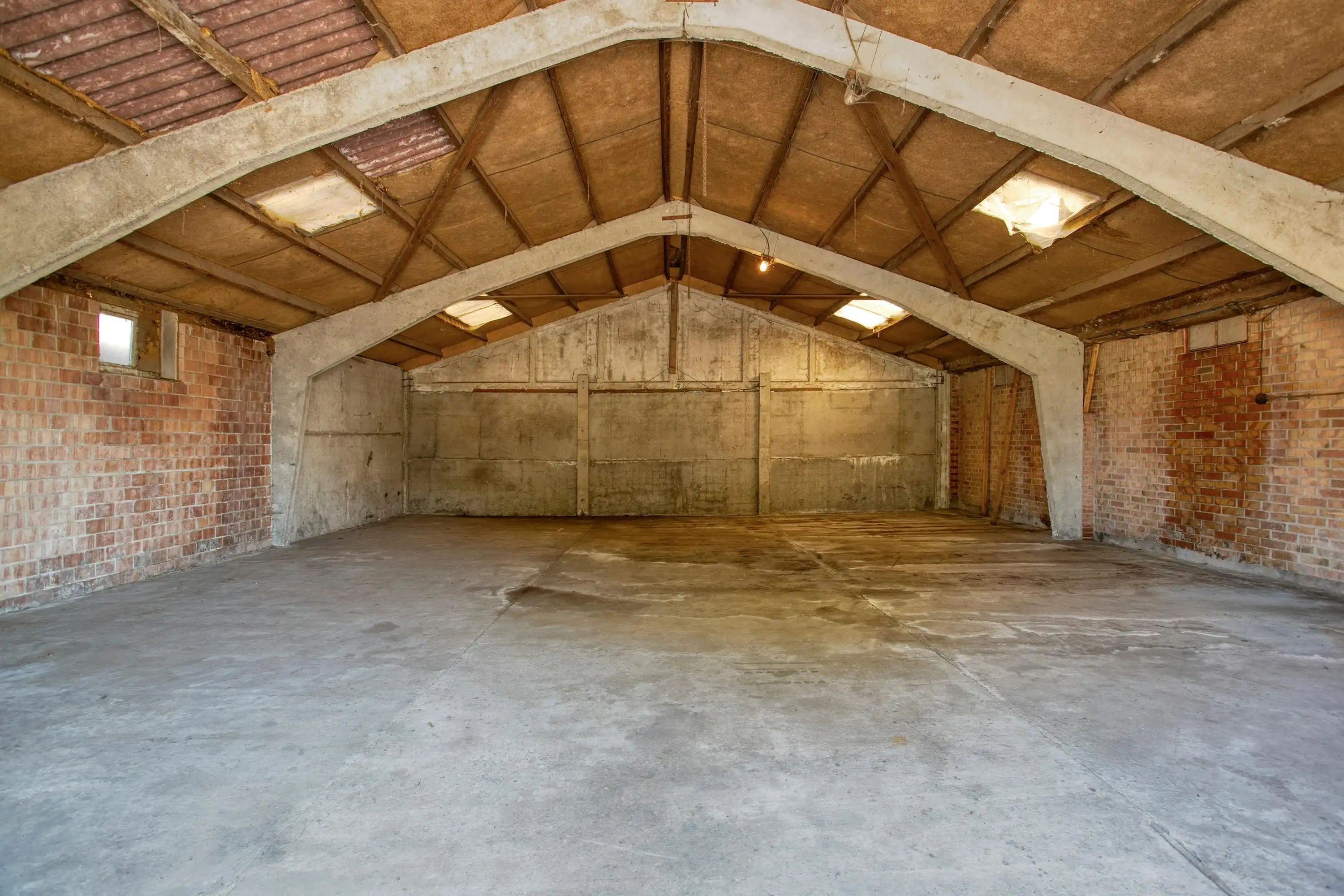 Te renoveren woning met 6 slaapkamers en loodsen te Kortemark foto 8