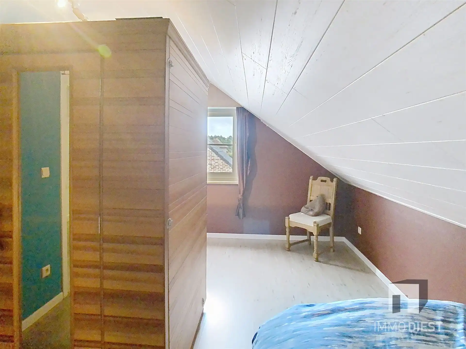 Energiezuinige en prima onderhouden gezinswoning met 4/5 slaapkamers en zwembad op 10 are. foto 31