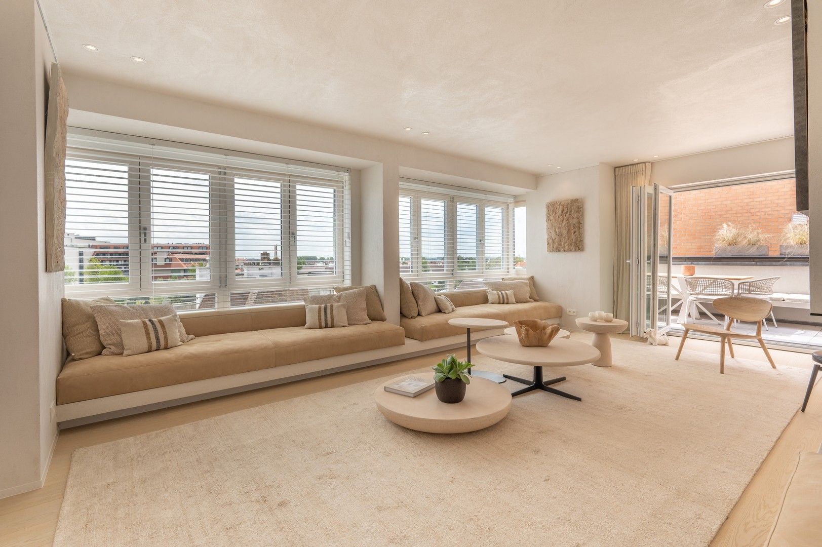 Gerenoveerd hoekappartement met ruime zonneterrassen vlakbij de zee, het Zegemeer en het casino. foto {{pictureIndex}}