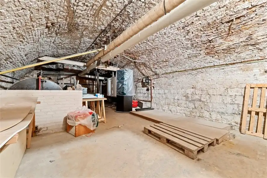 RUIME HANDELSRUIMTE TE HUUR OP DE GROTE MARKT IN SINT-TRUIDEN foto 25