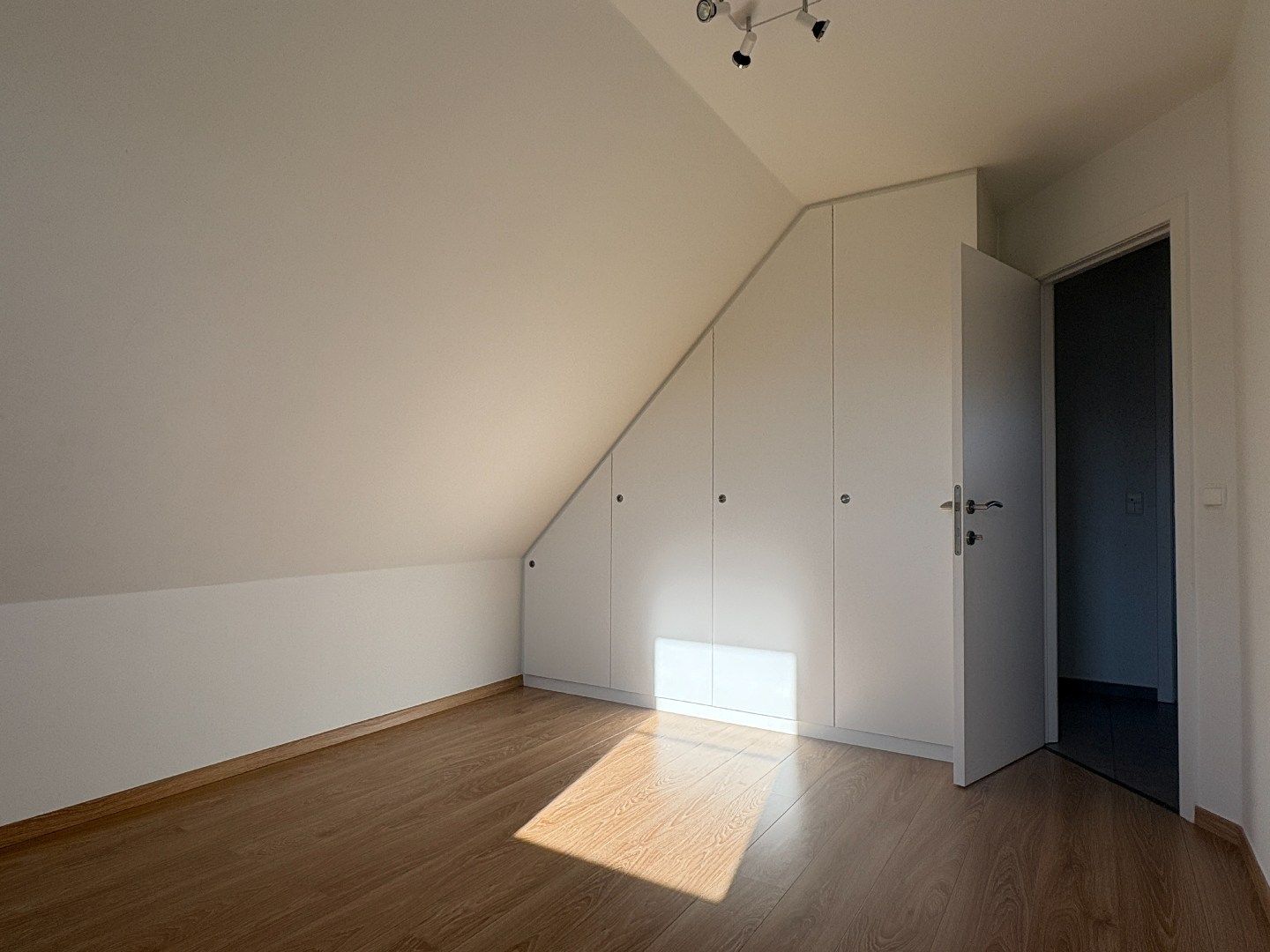 Recentbouw op uiterst rustige ligging met 3 slks, inpandige garage en grote oprit. foto 15