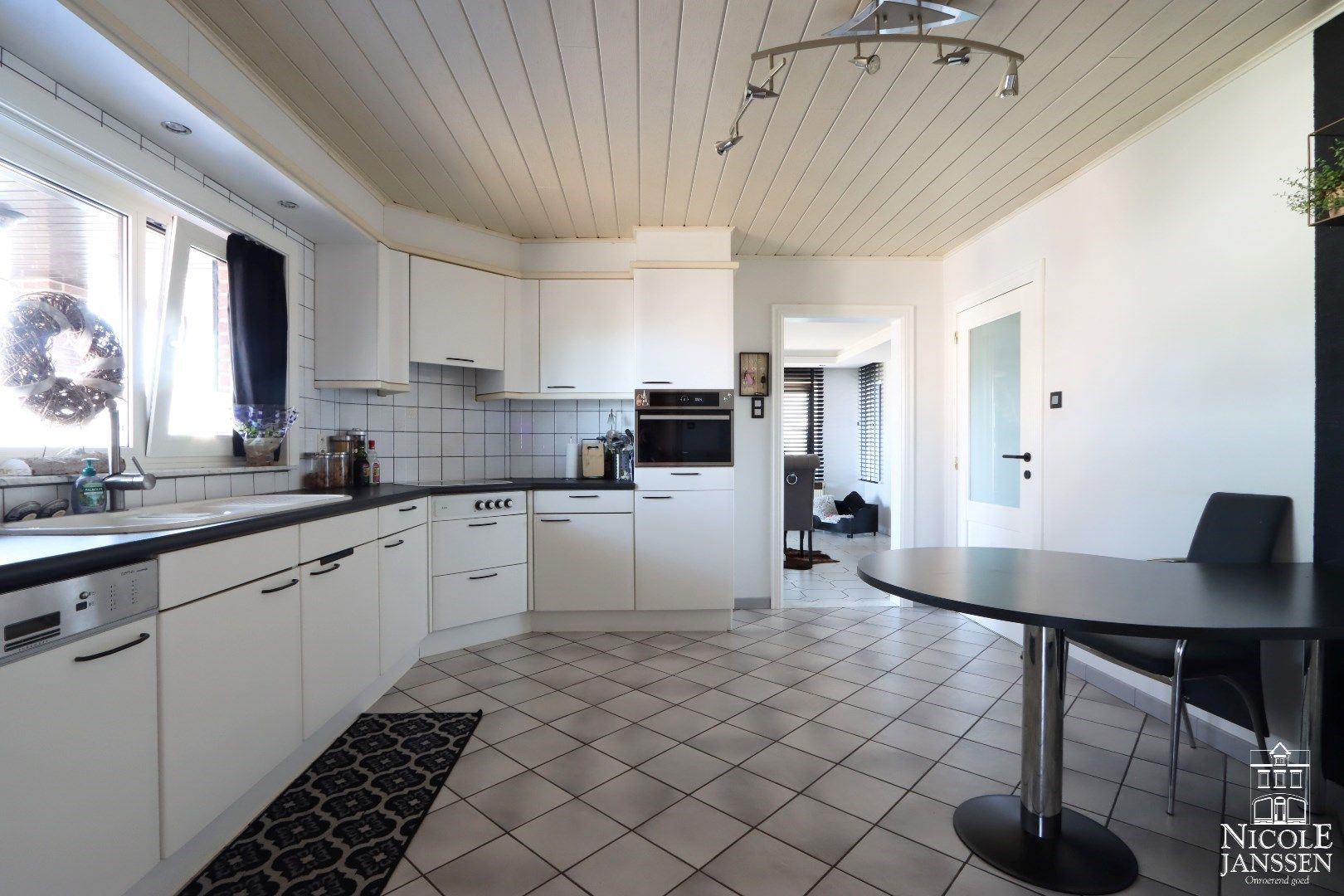 Instapklare gezinswoning met drie slaapkamers, twee badkamers, grote kelder en vrijstaande garage foto 10