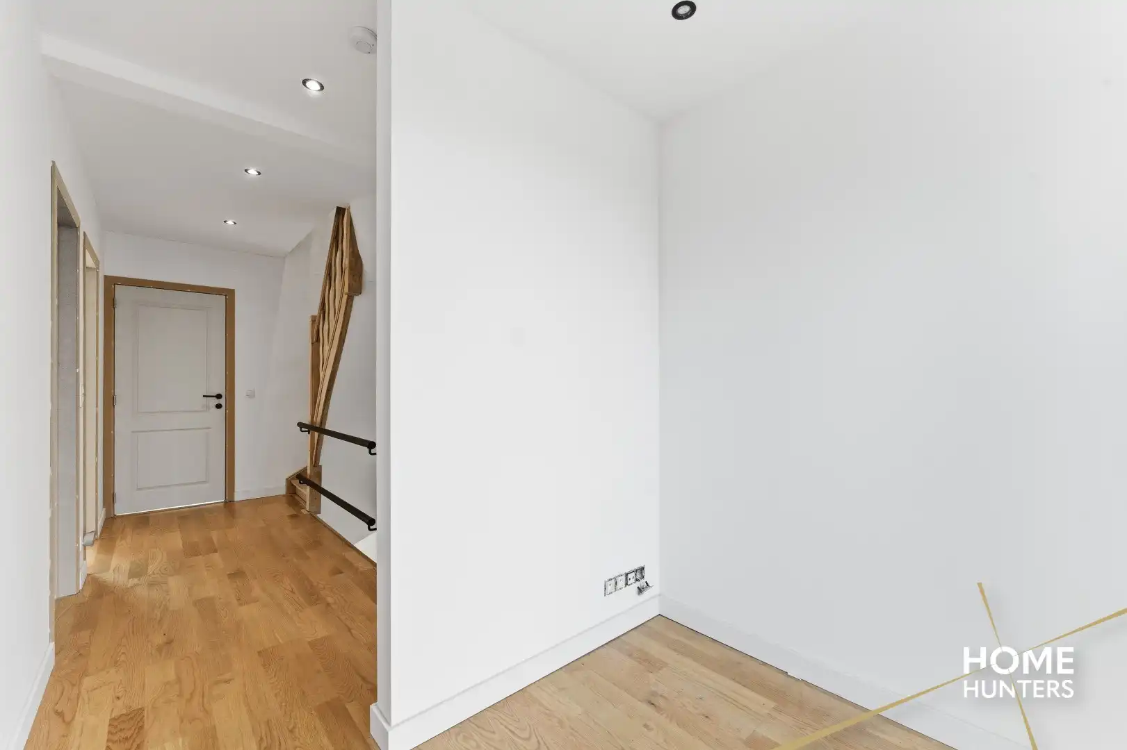 Instapklare gezinswoning met 4 slaapkamers, garage en uitweg te Sint-Kruis! foto 8