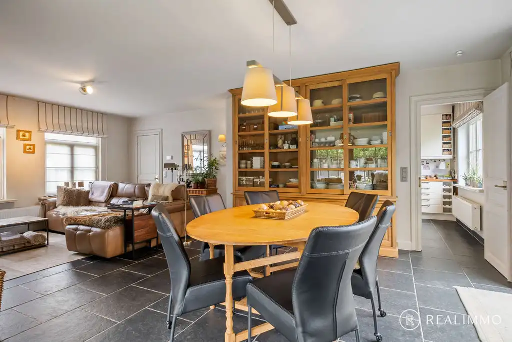 Stijlvolle en tot in de puntjes verzorgde alleenstaande woning met 4 slaapkamers. foto 7