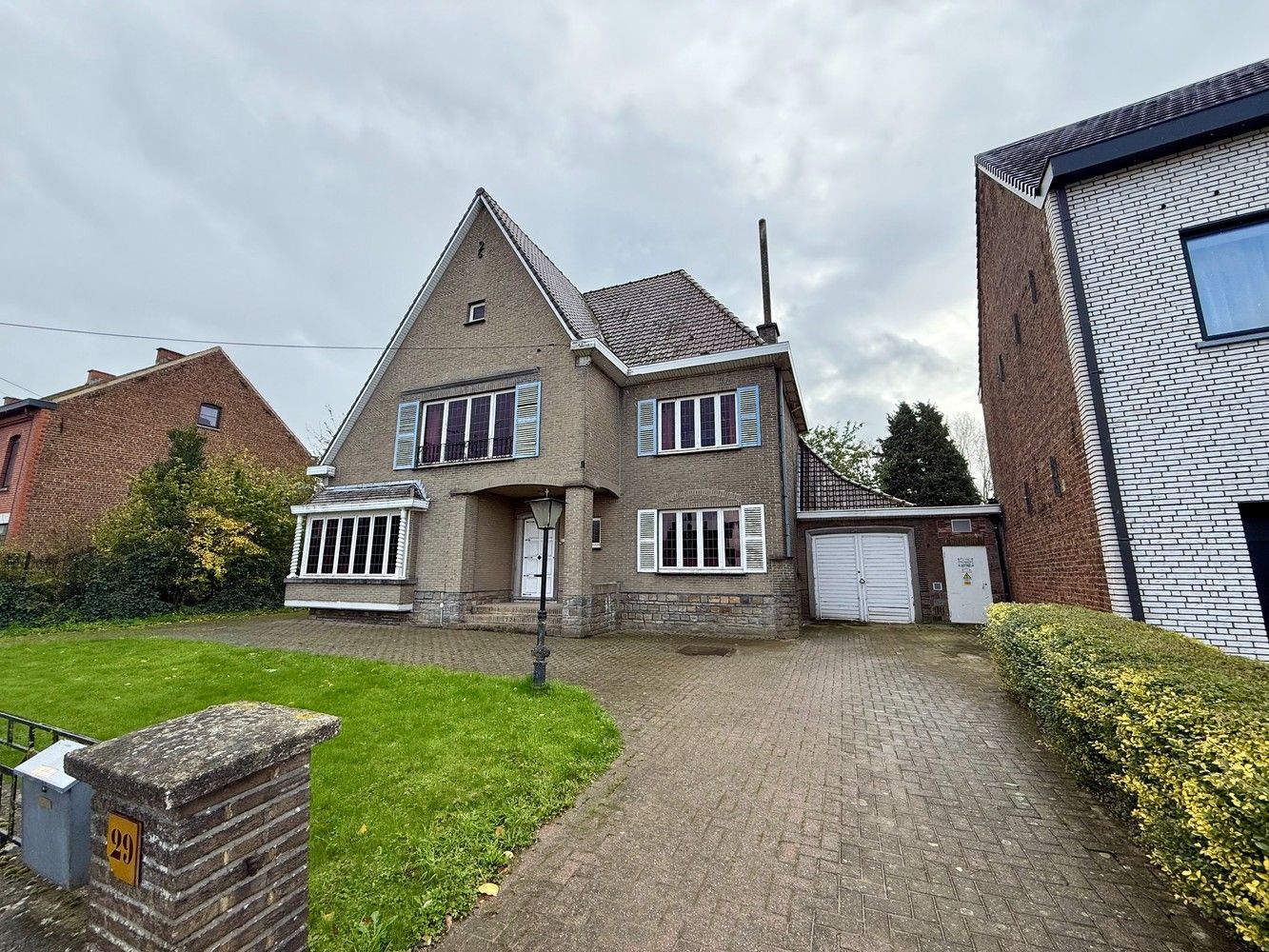 🏡 Te koop: te renoveren ruime villa met loods – unieke opportuniteit in Elst!