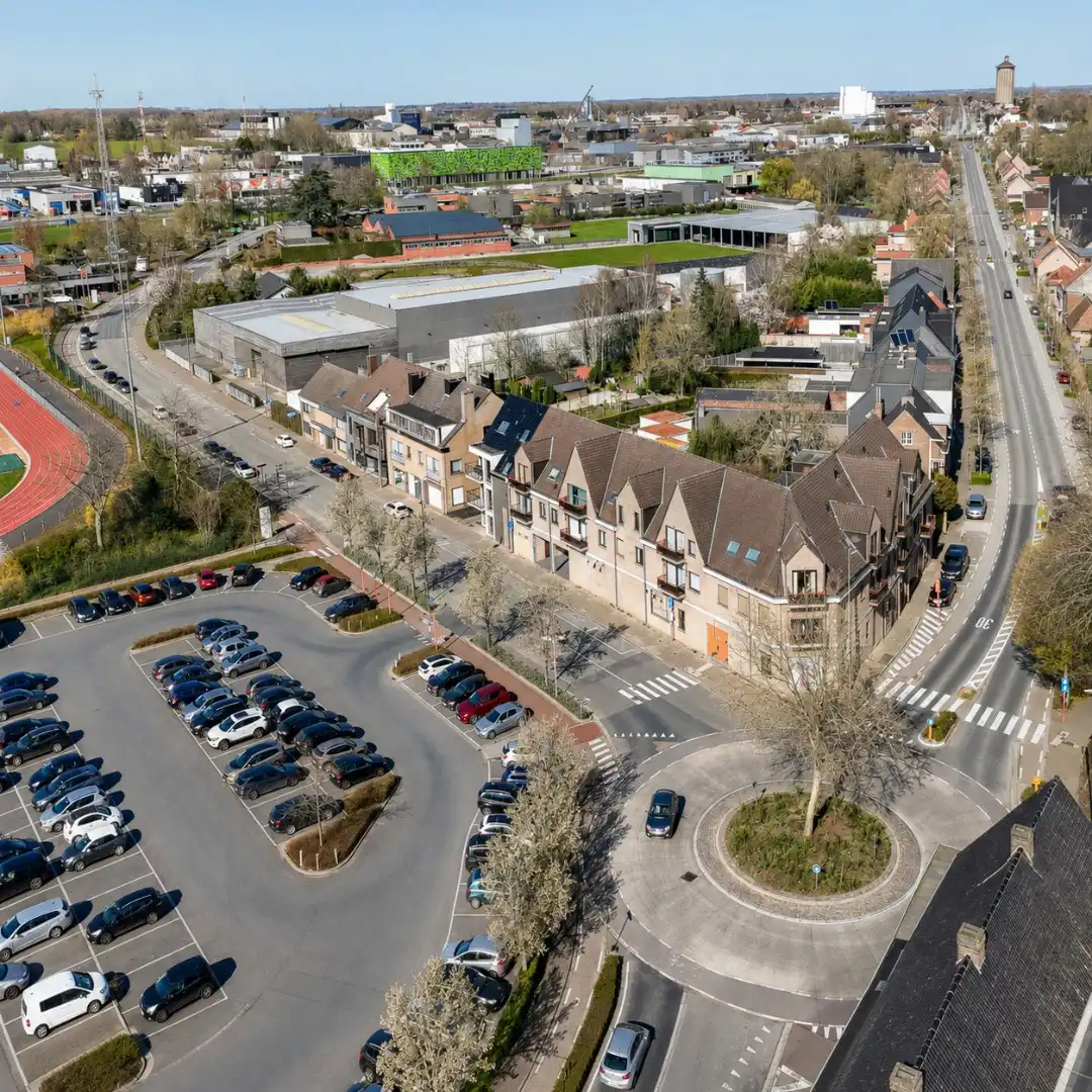 Te koop: Ruim handelspand met uitstekende visibiliteit in het centrum van Torhout foto {{pictureIndex}}