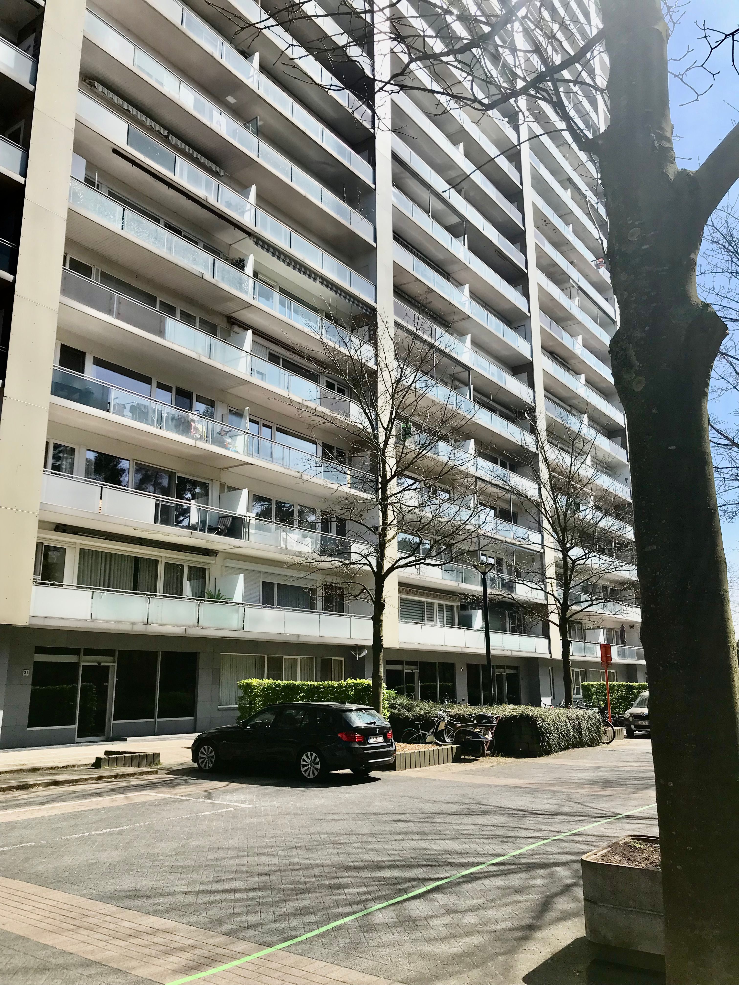 Genk, Zonneweeldelaan 21/25. Instapklaar, ruim appartement (100 m2) met 3 slaapkamers, ruim terras en kelderberging. foto {{pictureIndex}}