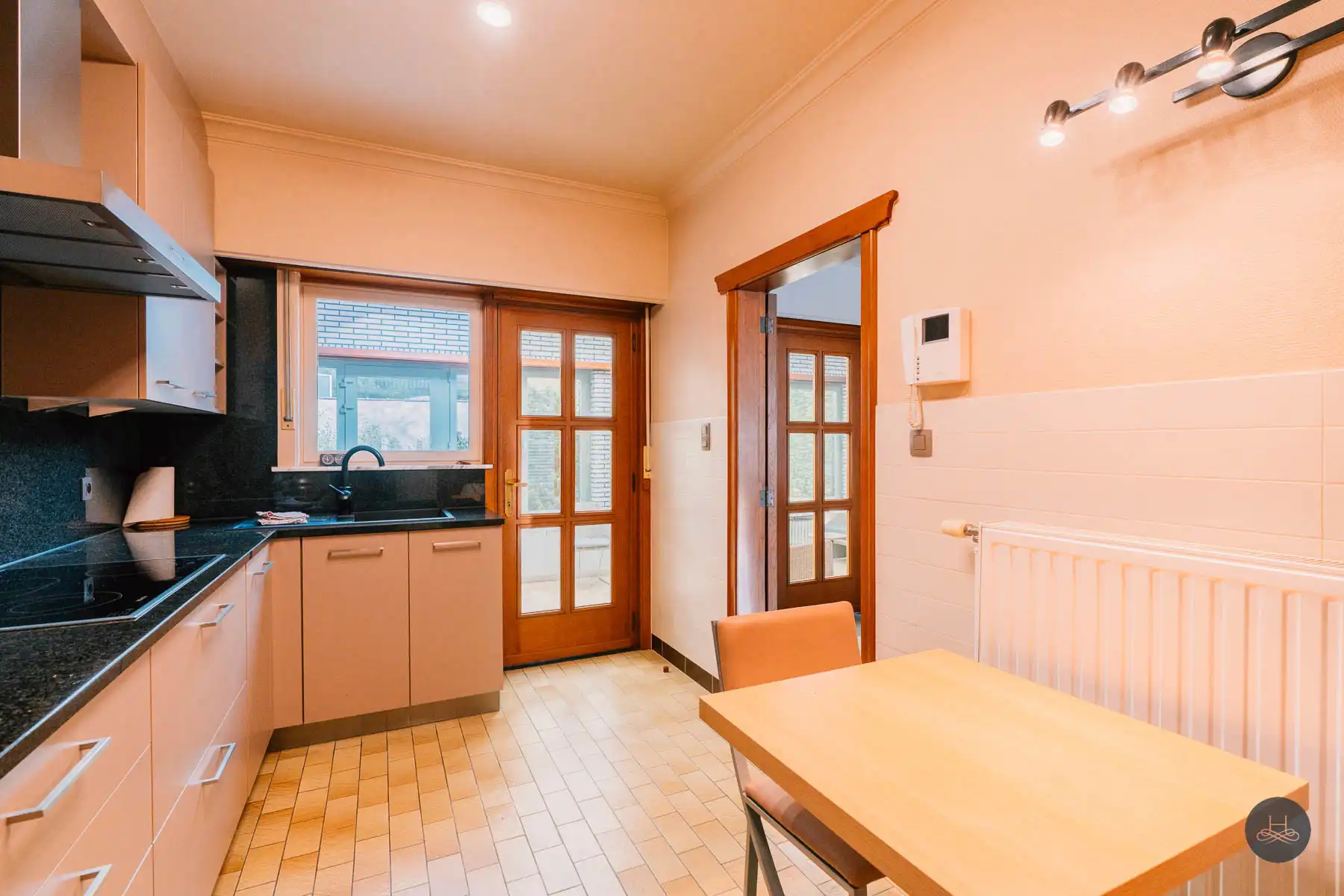 Charmante open bebouwing met grote garage en groene tuin foto 12