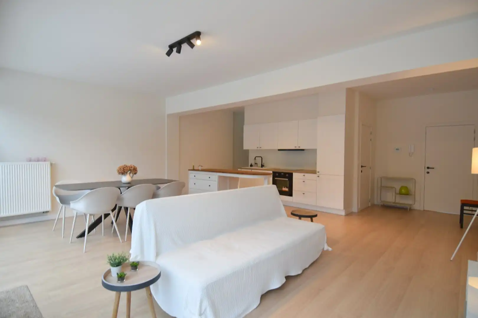 Gerenoveerde woning met tuin en 3 slaapkamers in Kortrijk foto 6