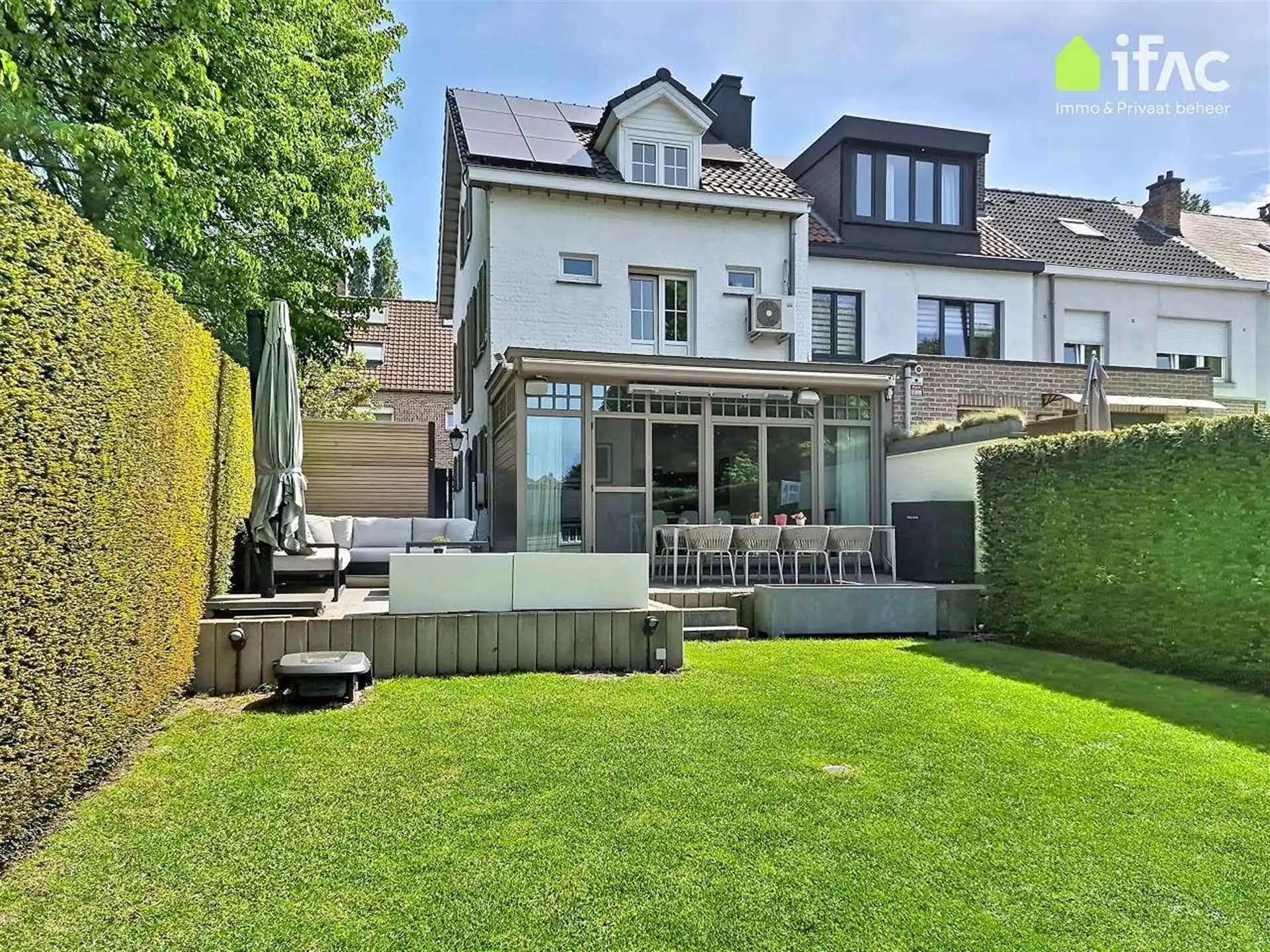 Luxe gerenoveerde 3-gevel met 2 parkings en tuin foto 14