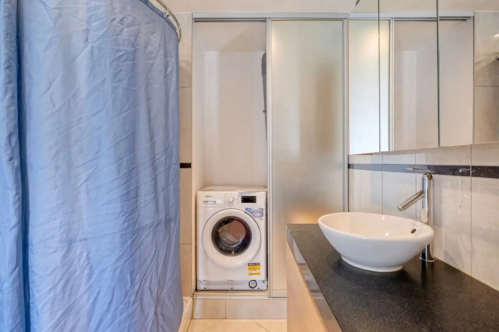 Instapklaar 2-slpk appartement met parking! foto 11