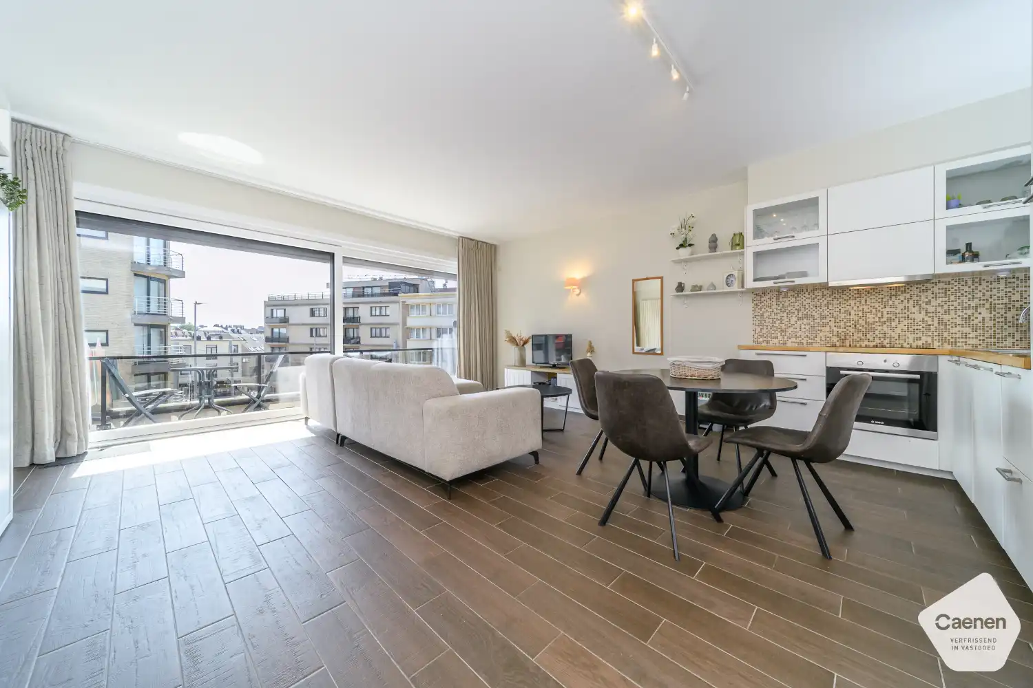 Prachtig gerenoveerde studio met slaapkamer en zijdelings zeezicht foto 3