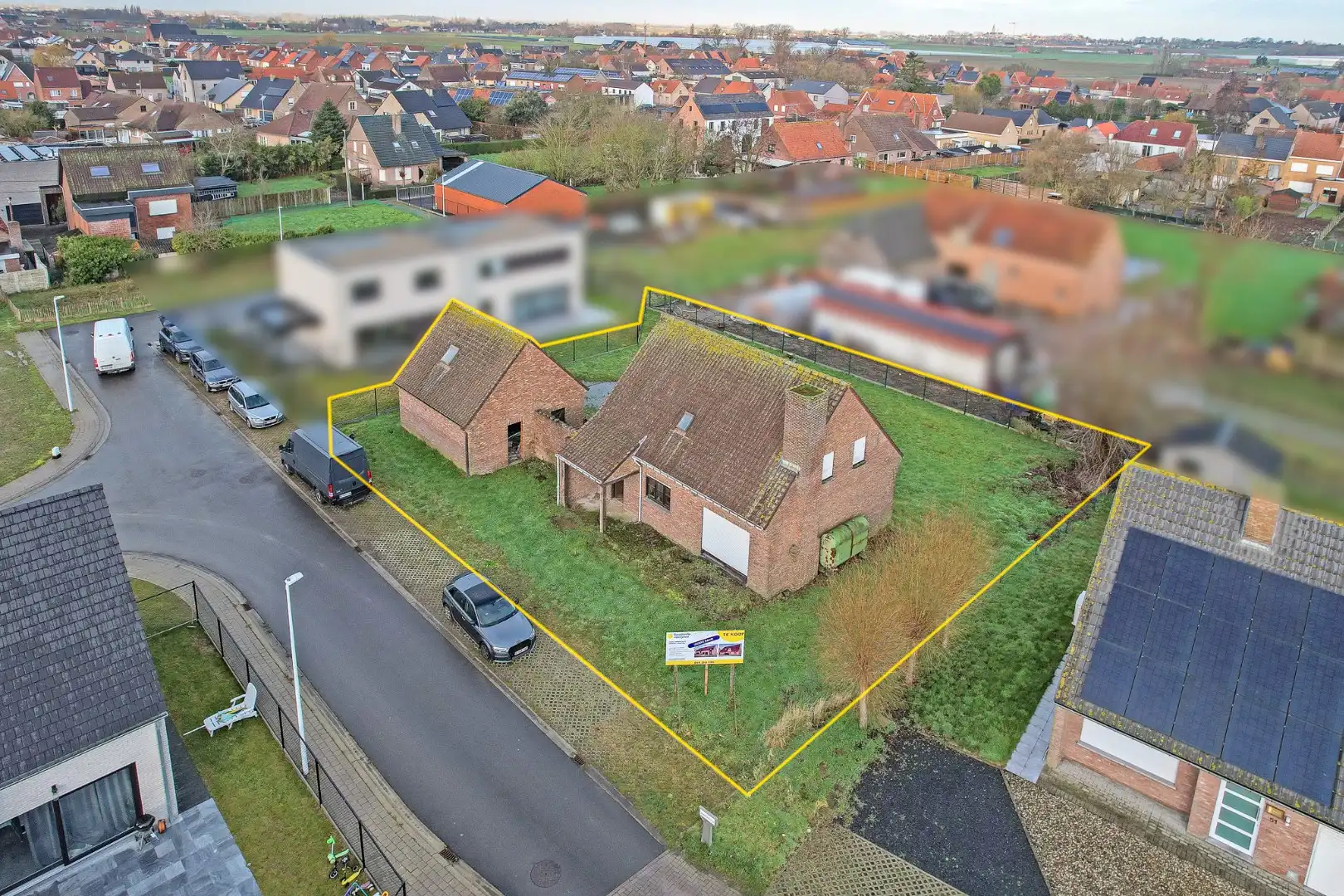 Hoofdfoto van de publicatie: Verder af te werken woning op 844 m² te Houthulst!
