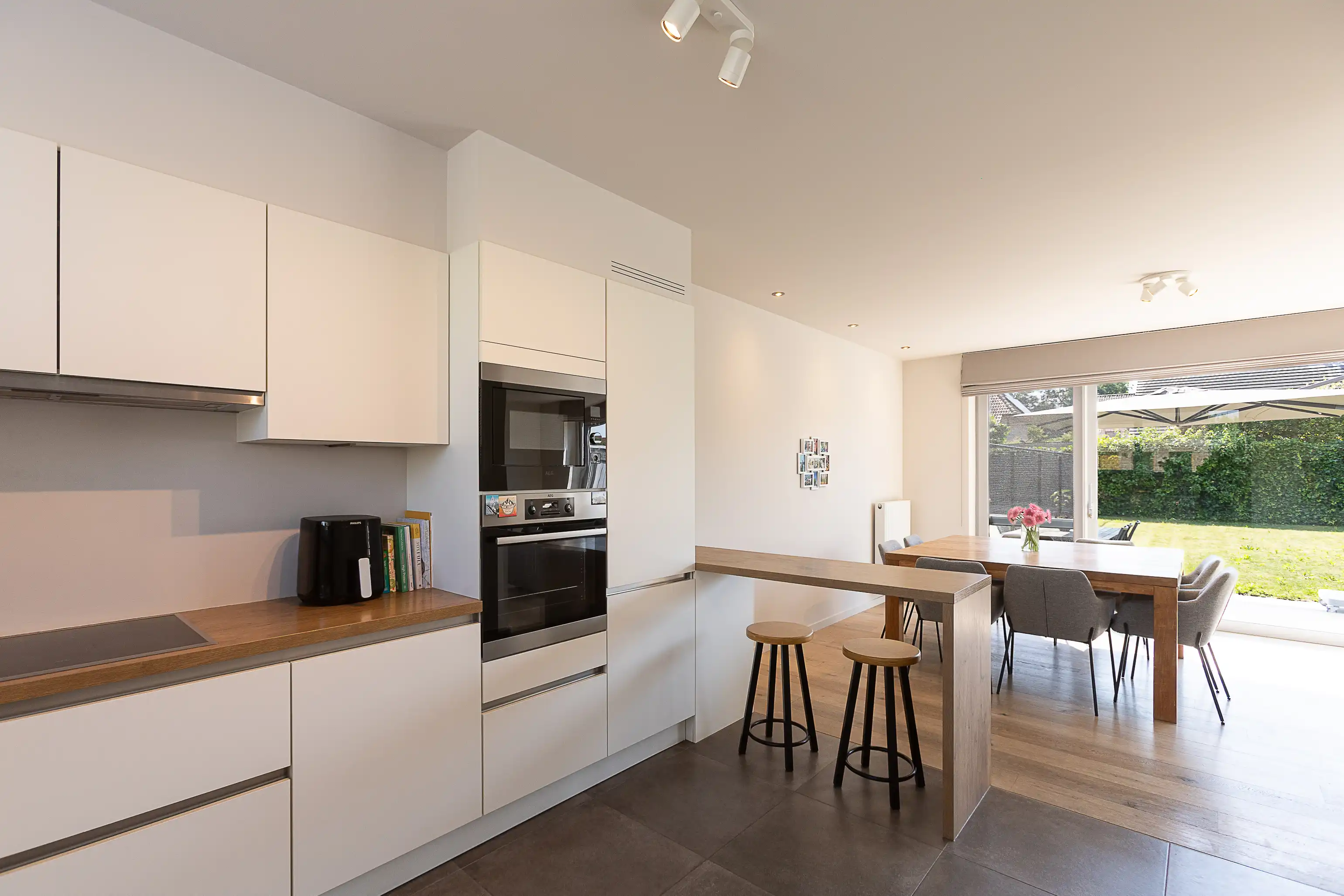 Prachtige, lichtrijke  woning met zonnige tuin in Beernem! foto 9