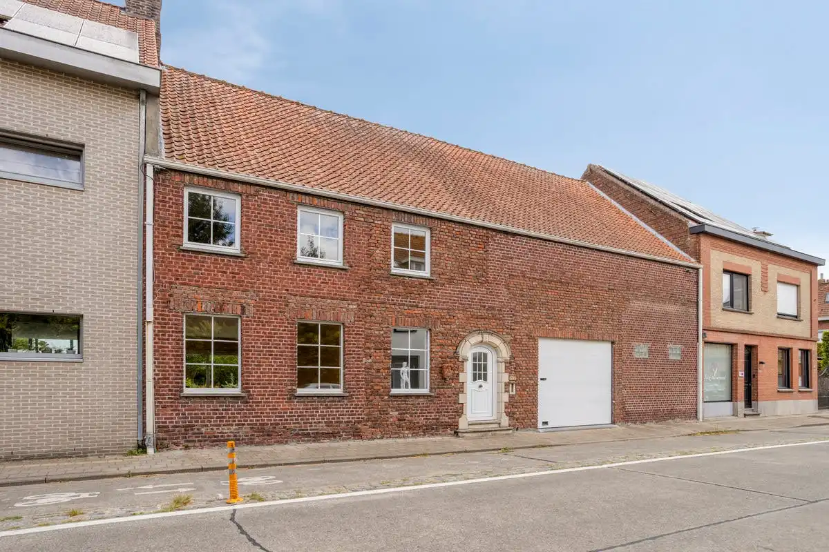 Ruime te renoveren gezinswoning op 588 m² te koop te Heule! foto 2