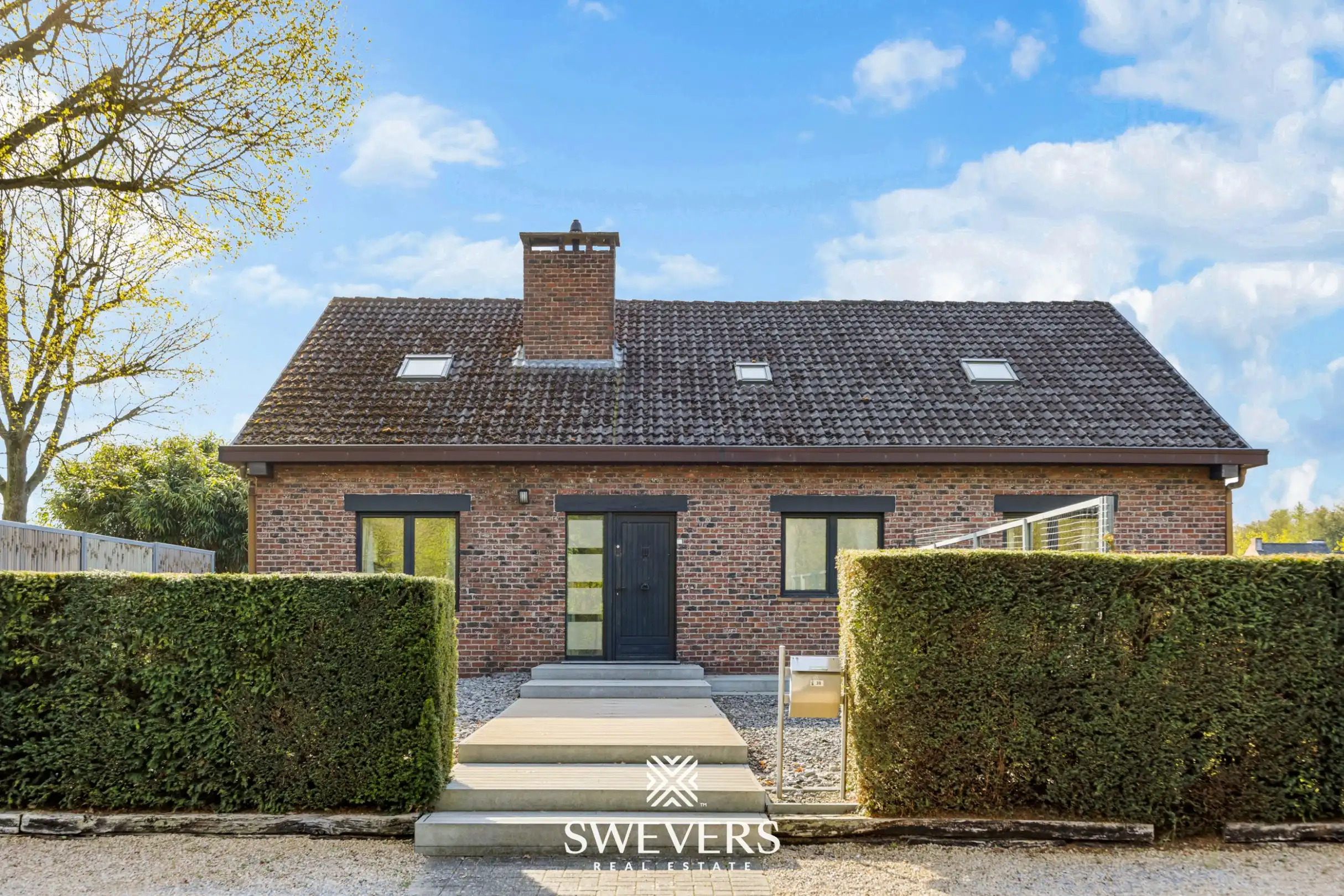 Ruime open bebouwing met 5 slaapkamers en grote tuin in Diepenbeek foto {{pictureIndex}}