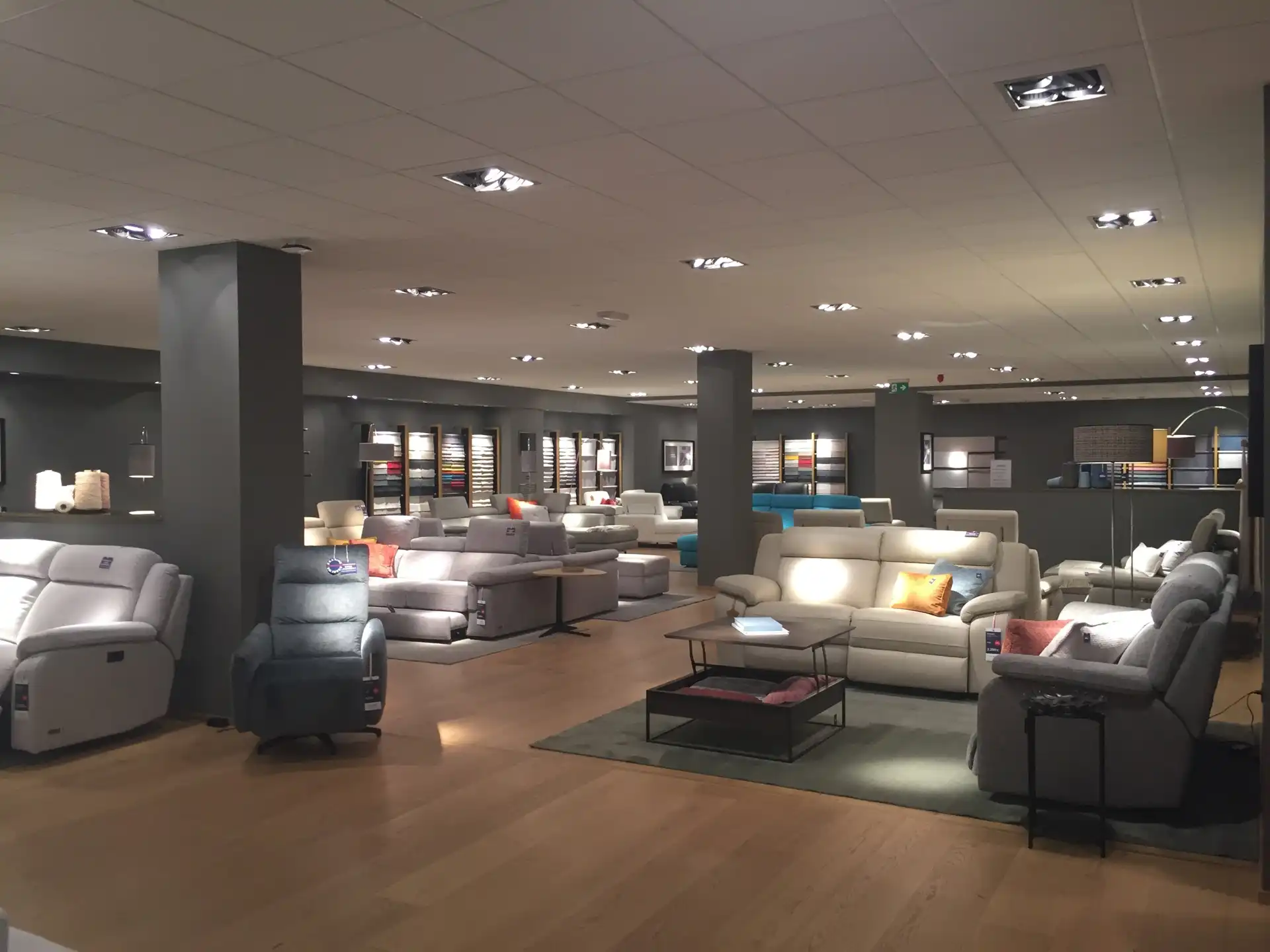Commerciële ruimte  te huur op zichtlocatie foto 4