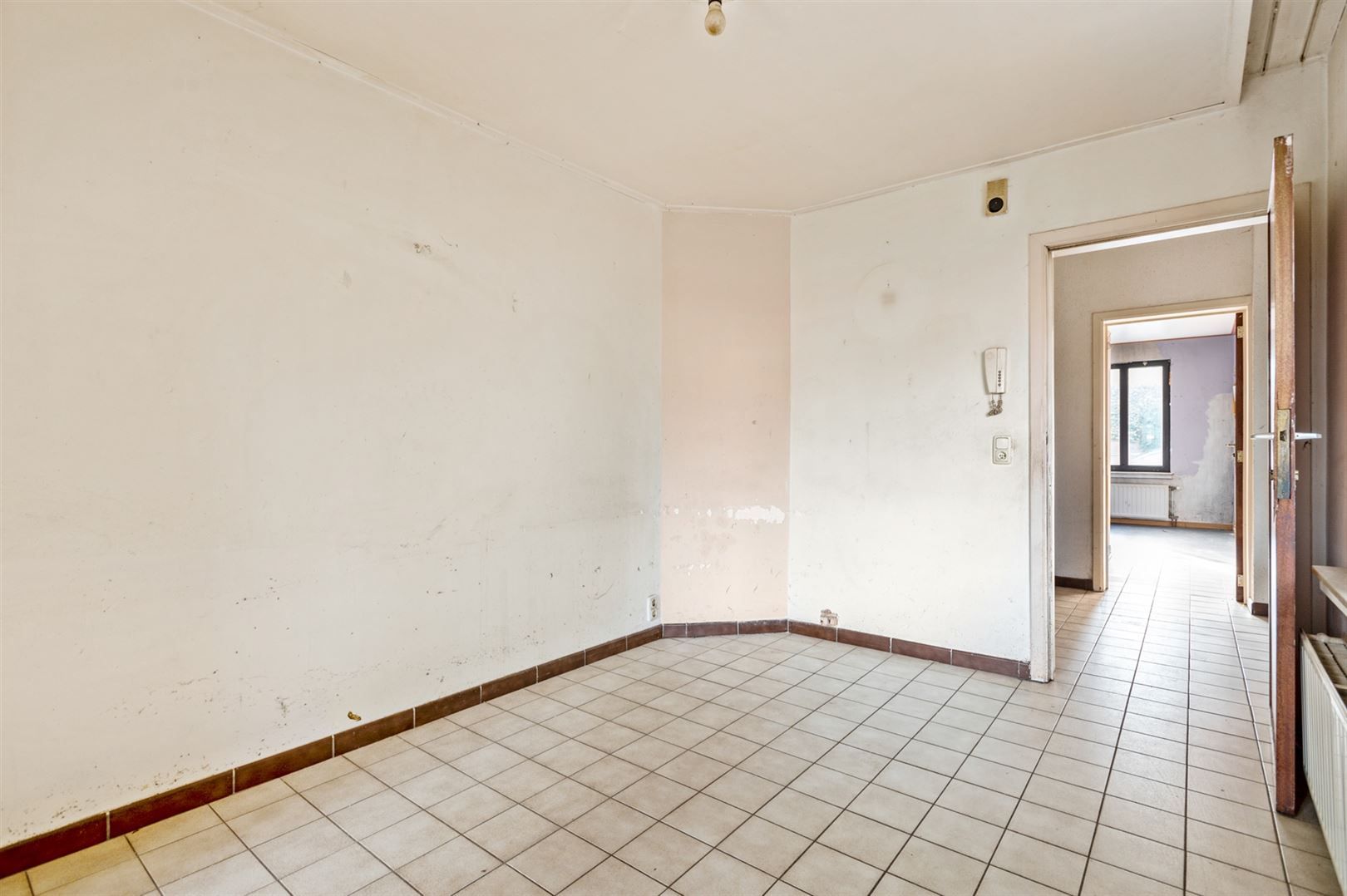 Te renoveren gelijkvloers appartement met garagebox foto 8