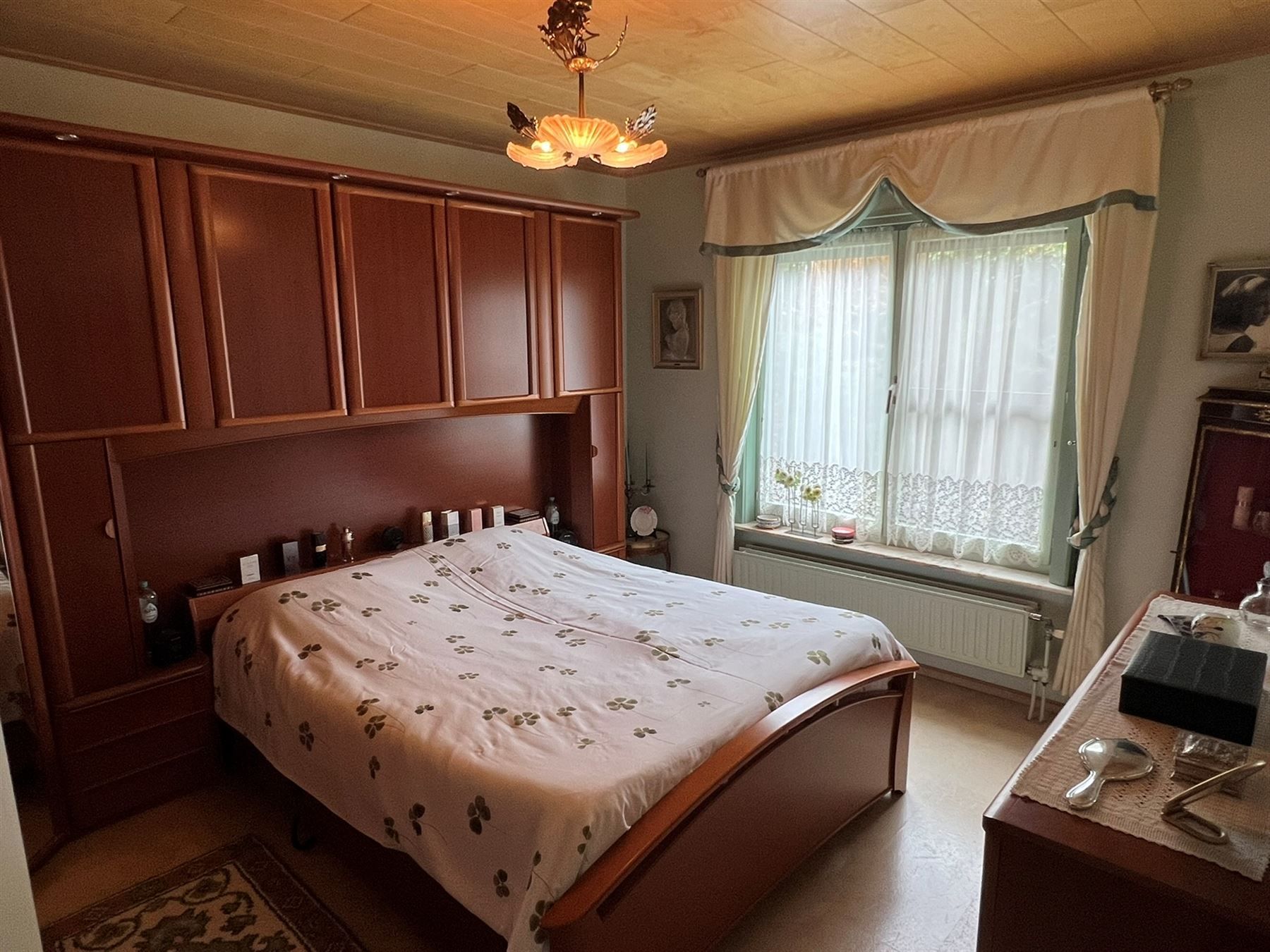 Comfortabele woning met een prachtige tuin en praktische bijgebouwen foto 17