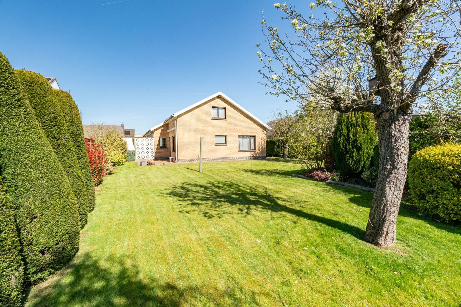 Hoofdfoto van de publicatie: Ruime alleenstaande villa-bungalow met zongerichte tuin en garage