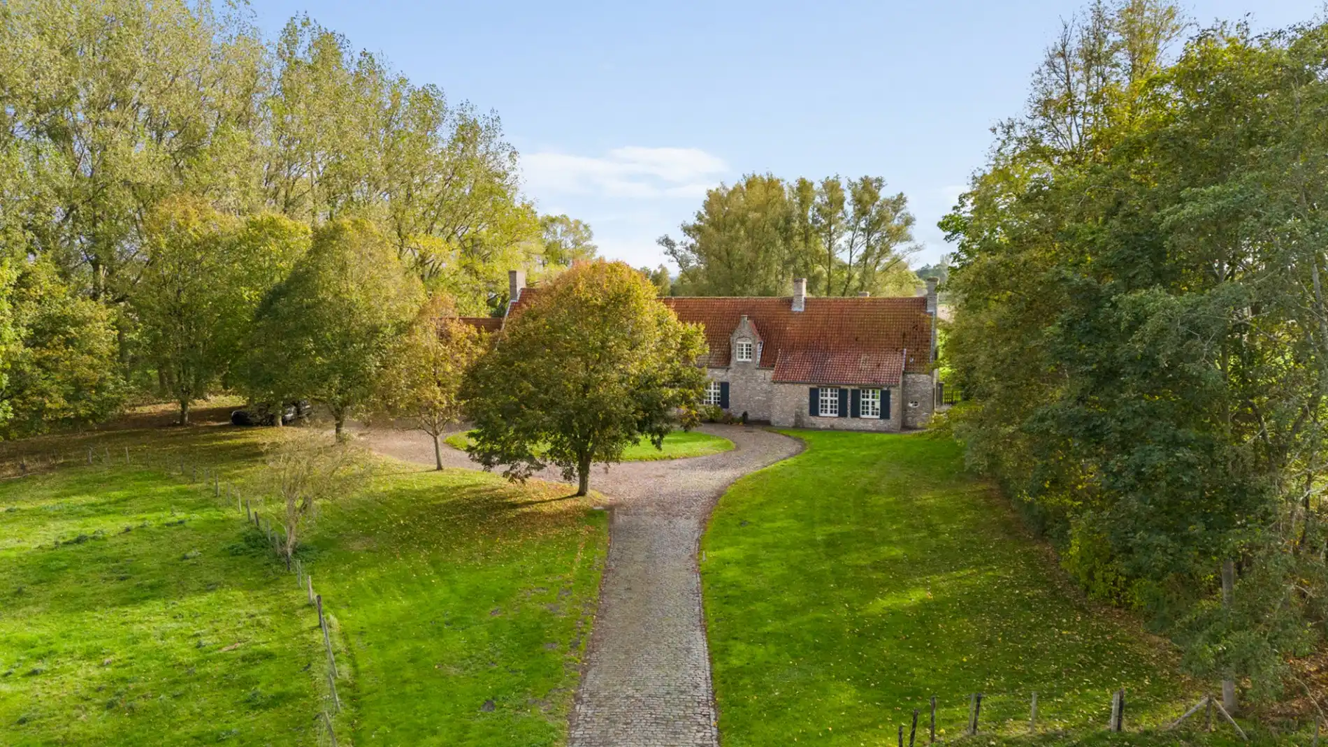 Exclusief landhuis “Reigershof” met bijgebouw en uniek domein te Damme foto 3
